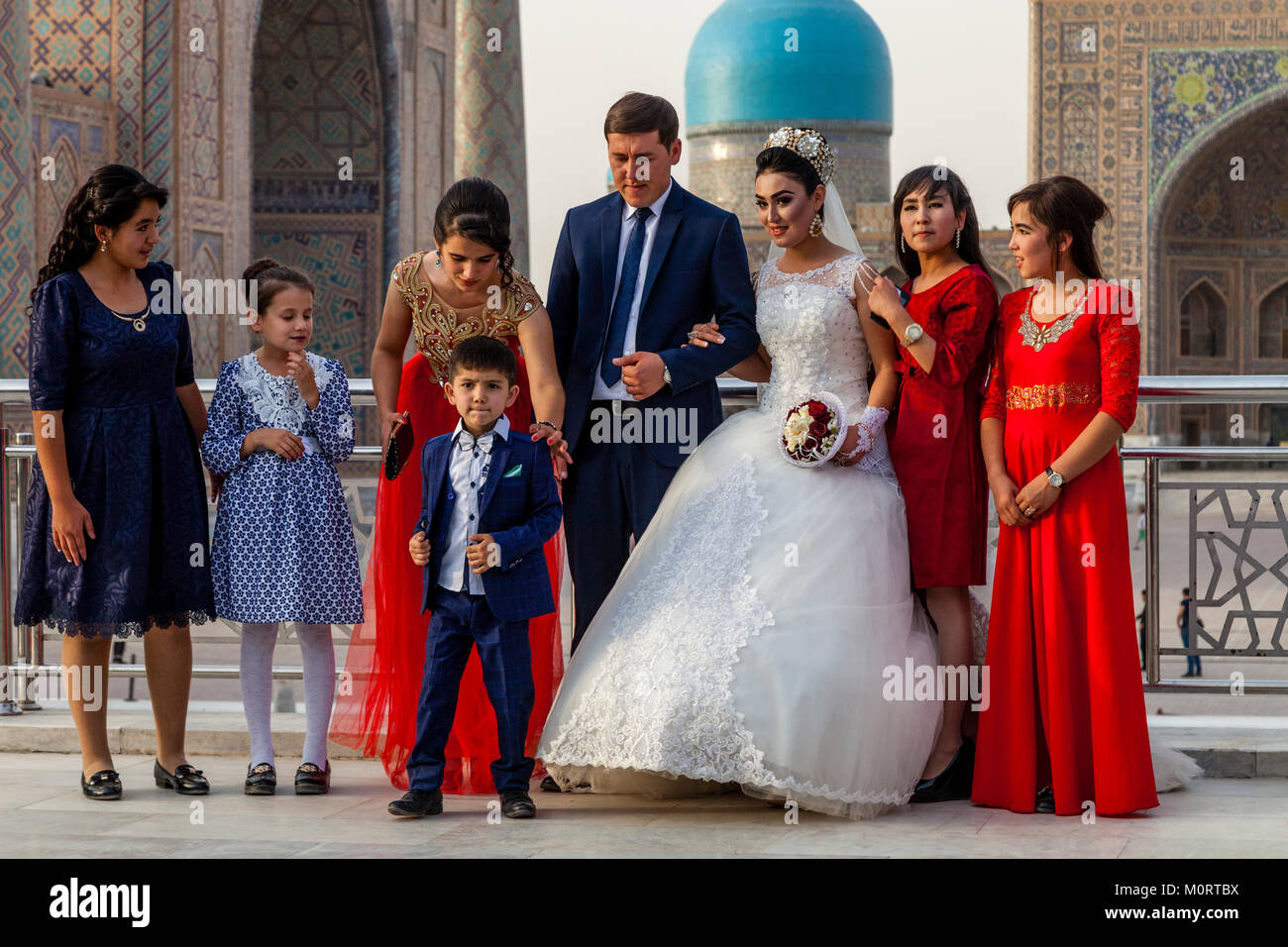 Eine 'Just Married' junge Paar posieren für Fotos Hochzeit Am Registan Komplexes, Samarkand, Usbekistan Stockfoto