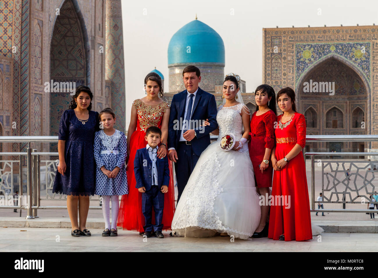 Eine 'Just Married' junge Paar posieren für Fotos Hochzeit Am Registan Komplexes, Samarkand, Usbekistan Stockfoto