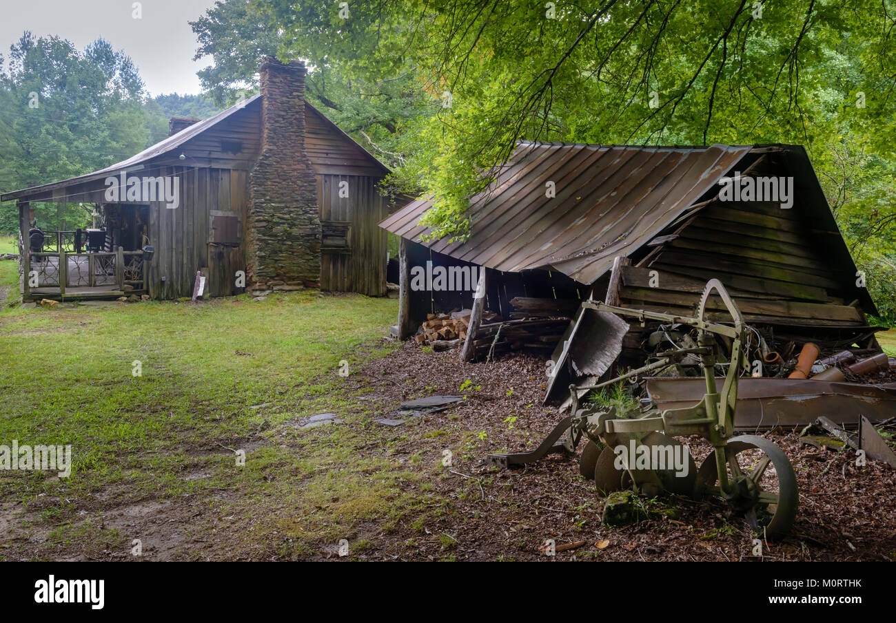 Frühe Holz- Homestead von Siedlern in der Great Smoky Mountains National Park an einem schönen Sommertag in der Nähe von Gatlinburg, Tennessee, USA. Stockfoto