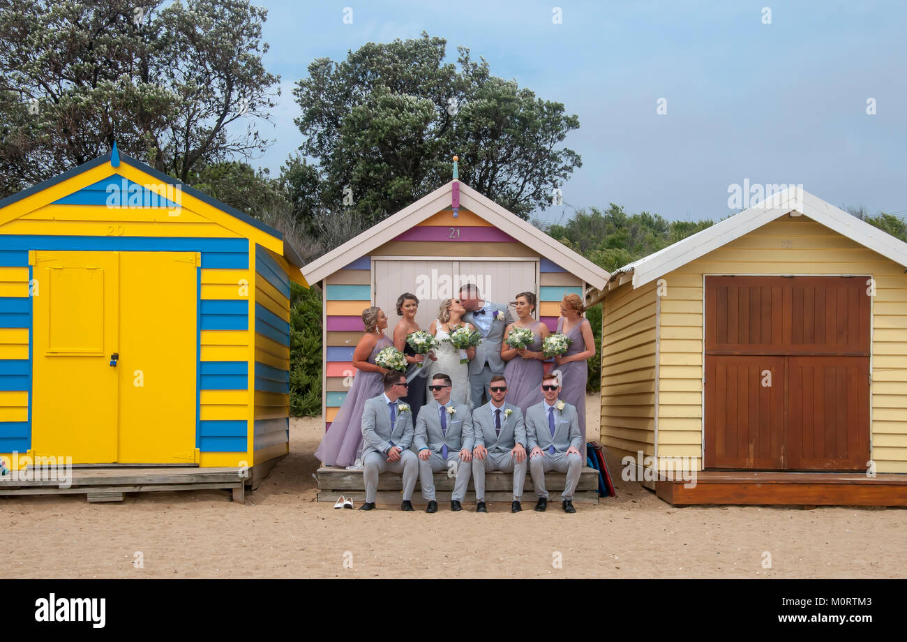 Hochzeit Party im baden Kästen auf der Dendy Street Beach an der Brighton posiert auf Port Phillip Bay, Melbourne, Australien Stockfoto