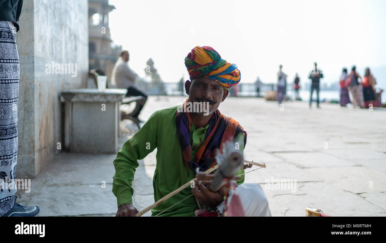 Eine Art indische Musiker auf den geschäftigen Straßen von Udaipur, genoss er sein Foto genommen, während in der traditionellen indischen gekleidet haben. Stockfoto