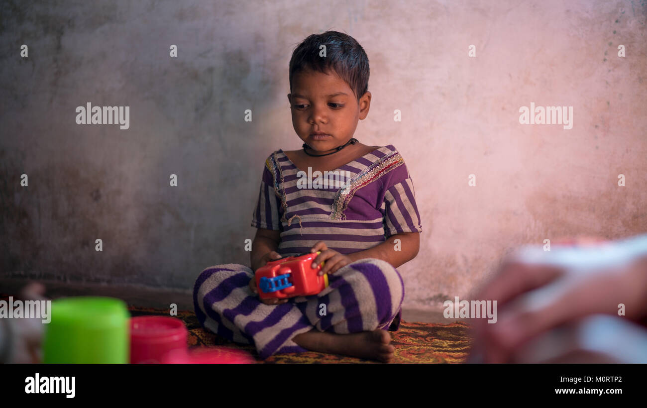 Das Porträt einer jungen indischen Kind in einen Kindergarten von Seva Mandir, ein paar Stunden außerhalb von Udaipur. Wir brachten Spielzeug für die Kinder, die sie geliebt. Stockfoto