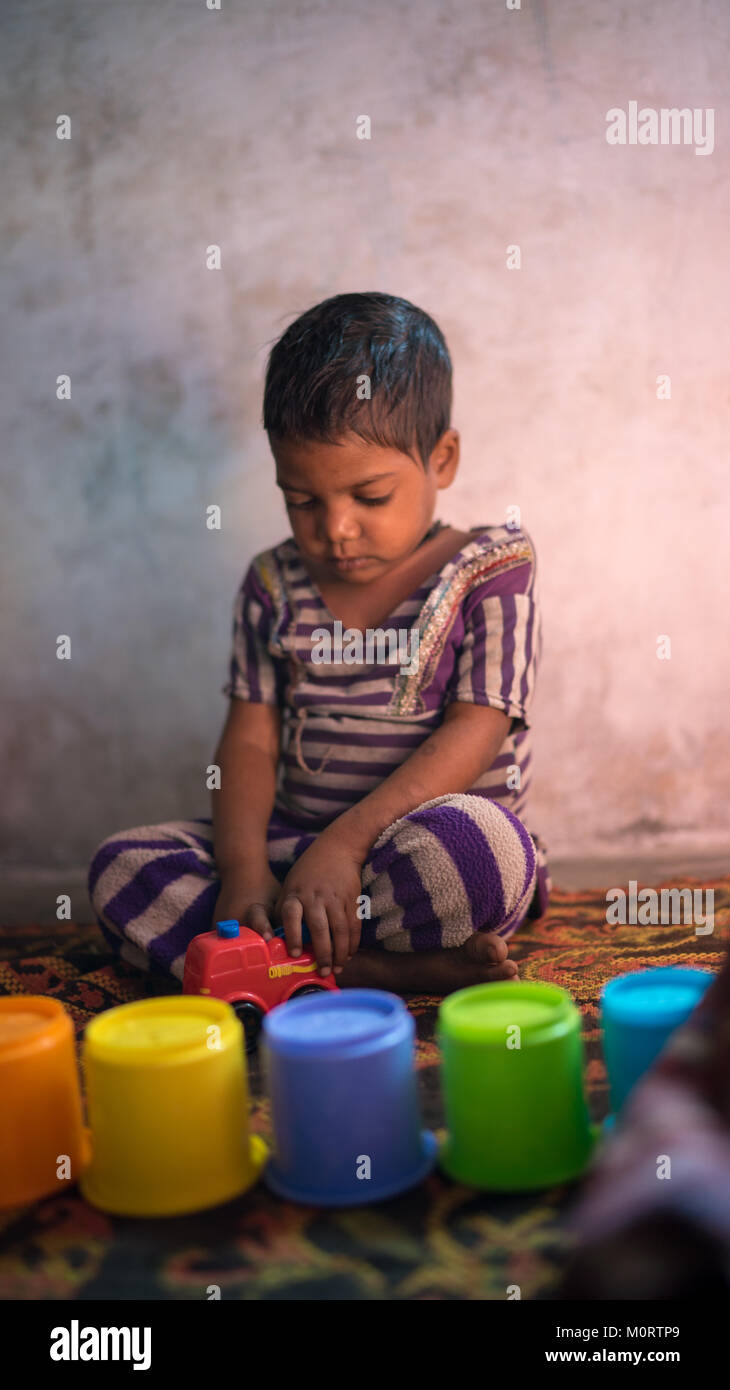 Das Porträt einer jungen indischen Kind in einen Kindergarten von Seva Mandir, ein paar Stunden außerhalb von Udaipur. Wir brachten Spielzeug für die Kinder, die sie geliebt. Stockfoto