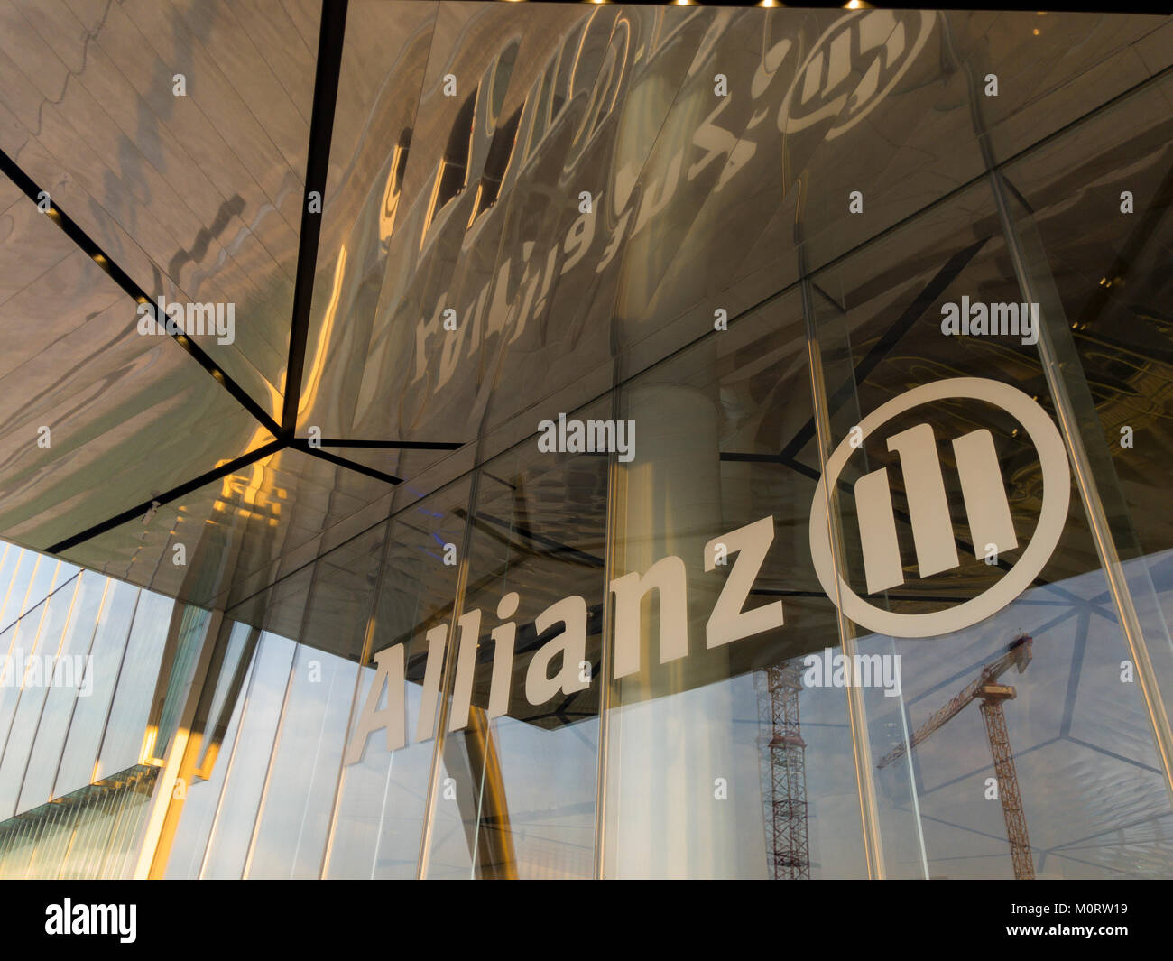 Glasfenster und Eintritt in die Allianz Tower. Il Dritto, die gerade ein. Mailand, Italien. Allianz Italia neuen Sitz. Stockfoto