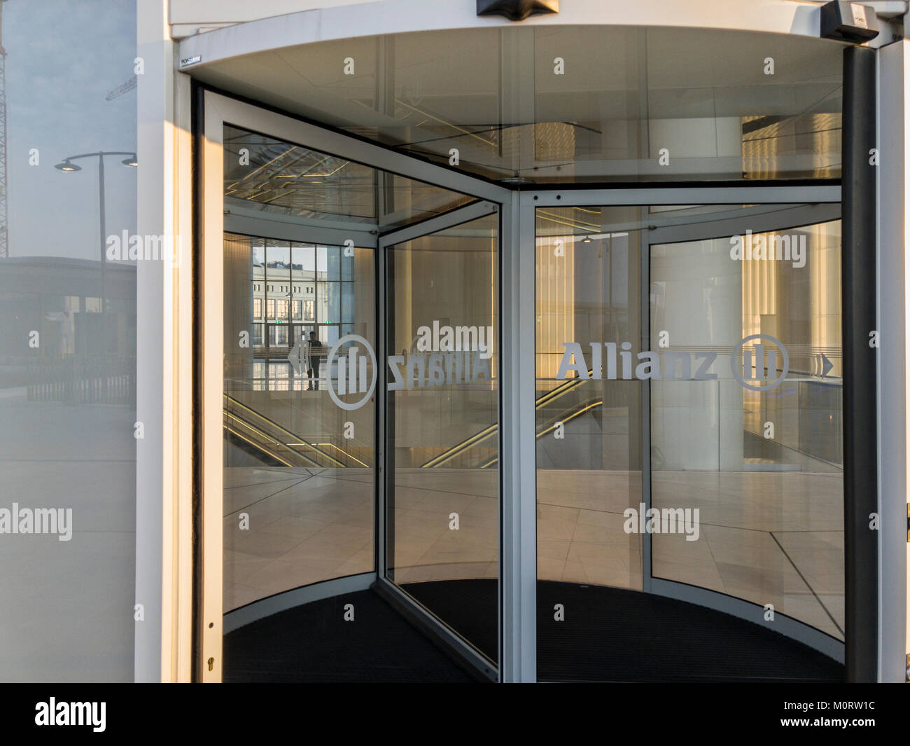 Glasfenster und Eintritt in die Allianz Tower. Il Dritto, die gerade ein. Mailand, Italien. Allianz Italia neuen Sitz. Stockfoto