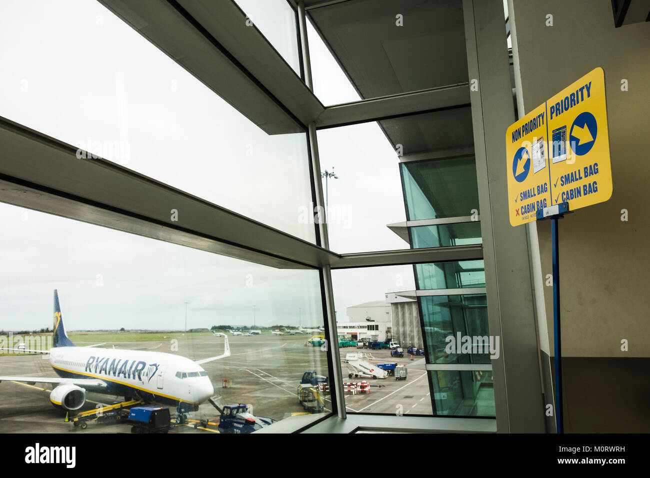 Neue Ryanair Beschilderung mit den Kategorien, die für die Aufbringung mit Handgepäck, Priorität, Priorität, Handgepäck, Einschränkungen bei der Abreise Tore in Dubli Stockfoto