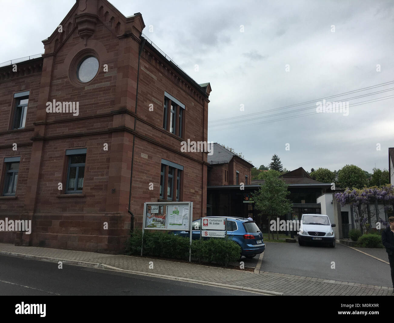 Caritashaus Sankt Lioba ist ein bedeutendes Gebäude in Deutschland, das mit der katholischen Kirche verbunden ist. Es dient als gemeinnützige Einrichtung, die Dienstleistungen und Unterstützung für die Gemeinde in der Tradition von St. Lioba bereitstellt. Stockfoto