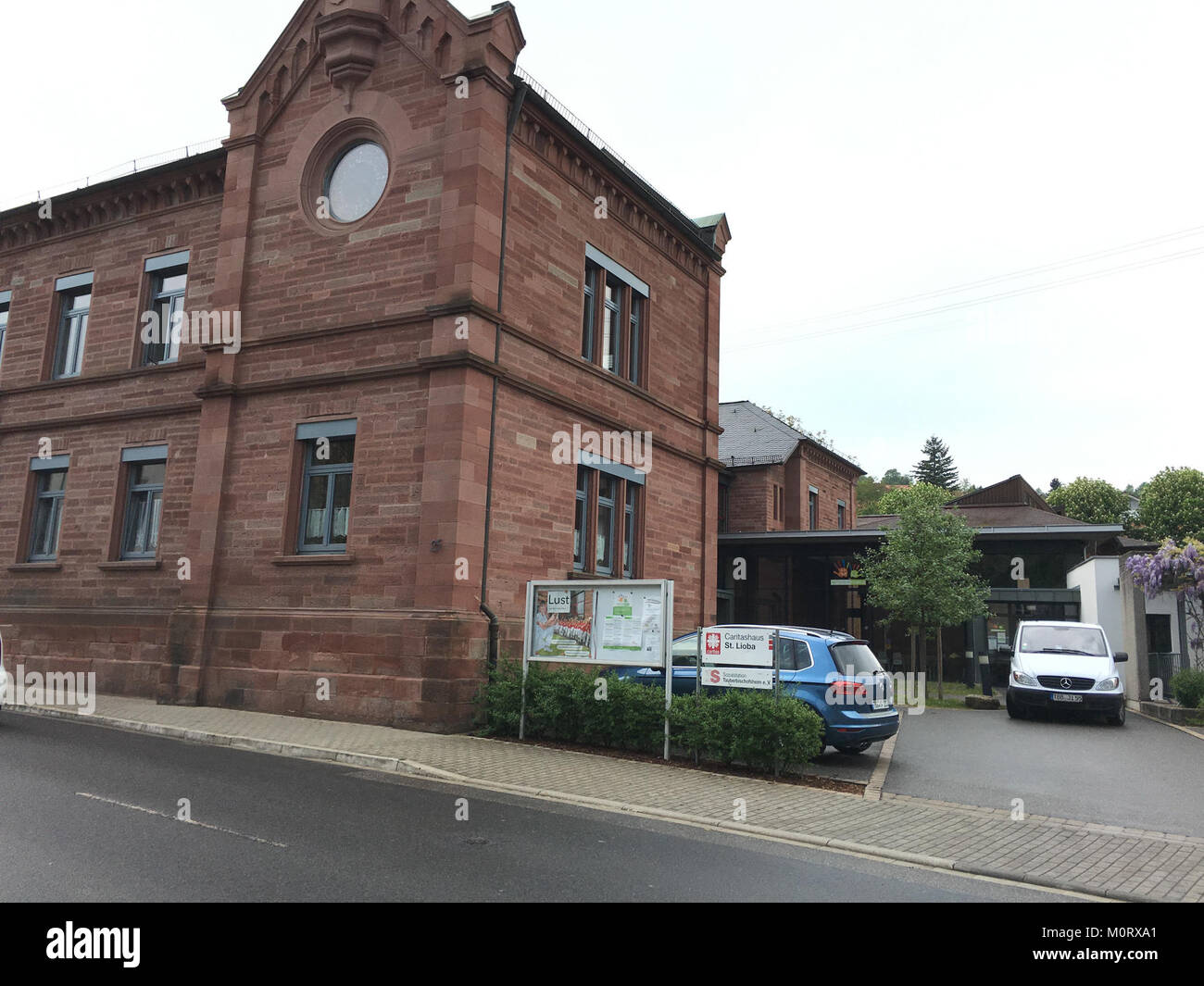 Caritashaus Sankt Lioba ist eine Einrichtung, die in diesem Bild seine Seitenansicht zeigt und sich im TBB-Bereich befindet. Stockfoto