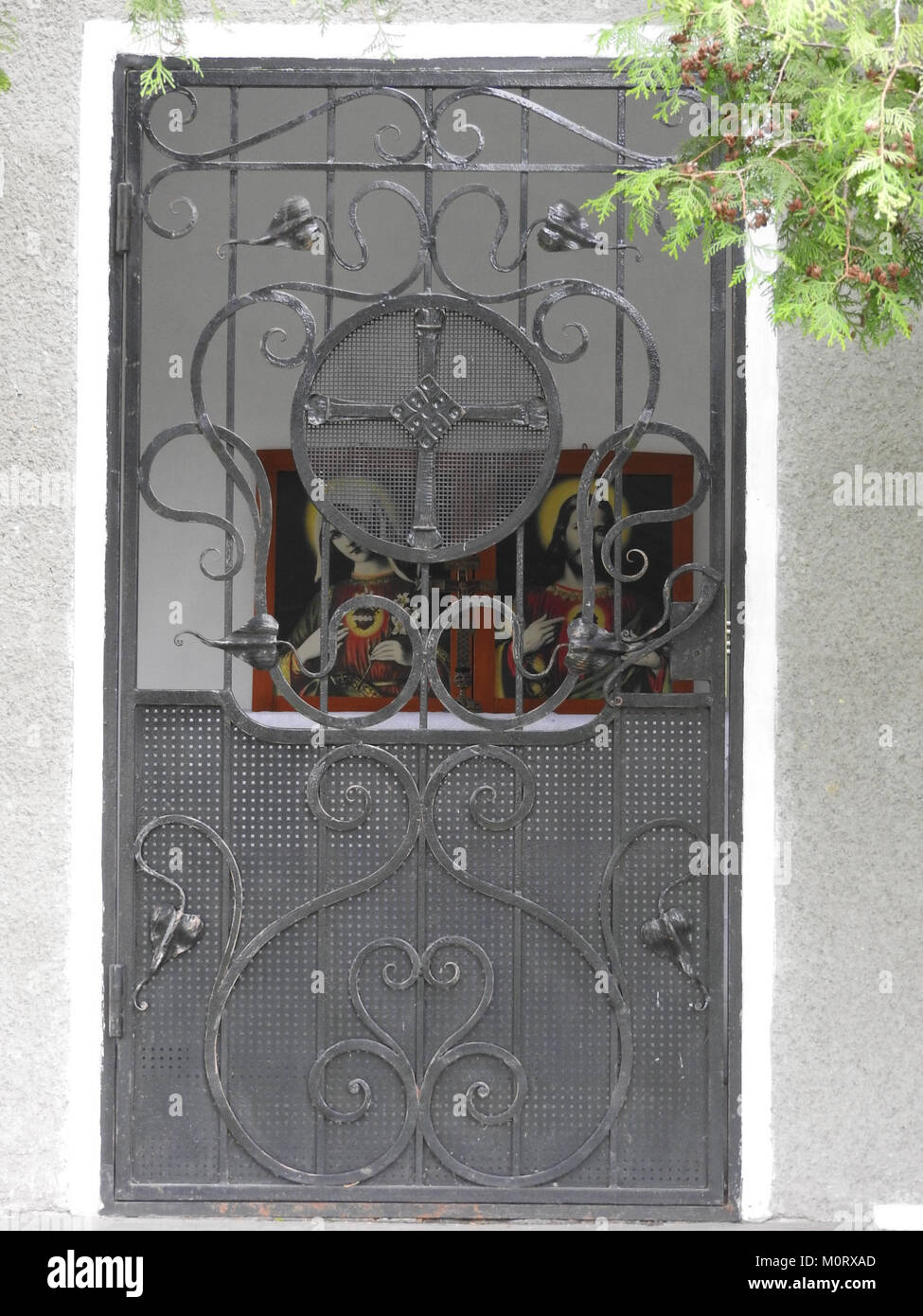 Dieses Bild zeigt einen Friedhof in Tysmenytsia, Ukraine. Friedhöfe dienen als historische und kulturelle Wahrzeichen und spiegeln die Vergangenheit und Traditionen der Region wider. Stockfoto