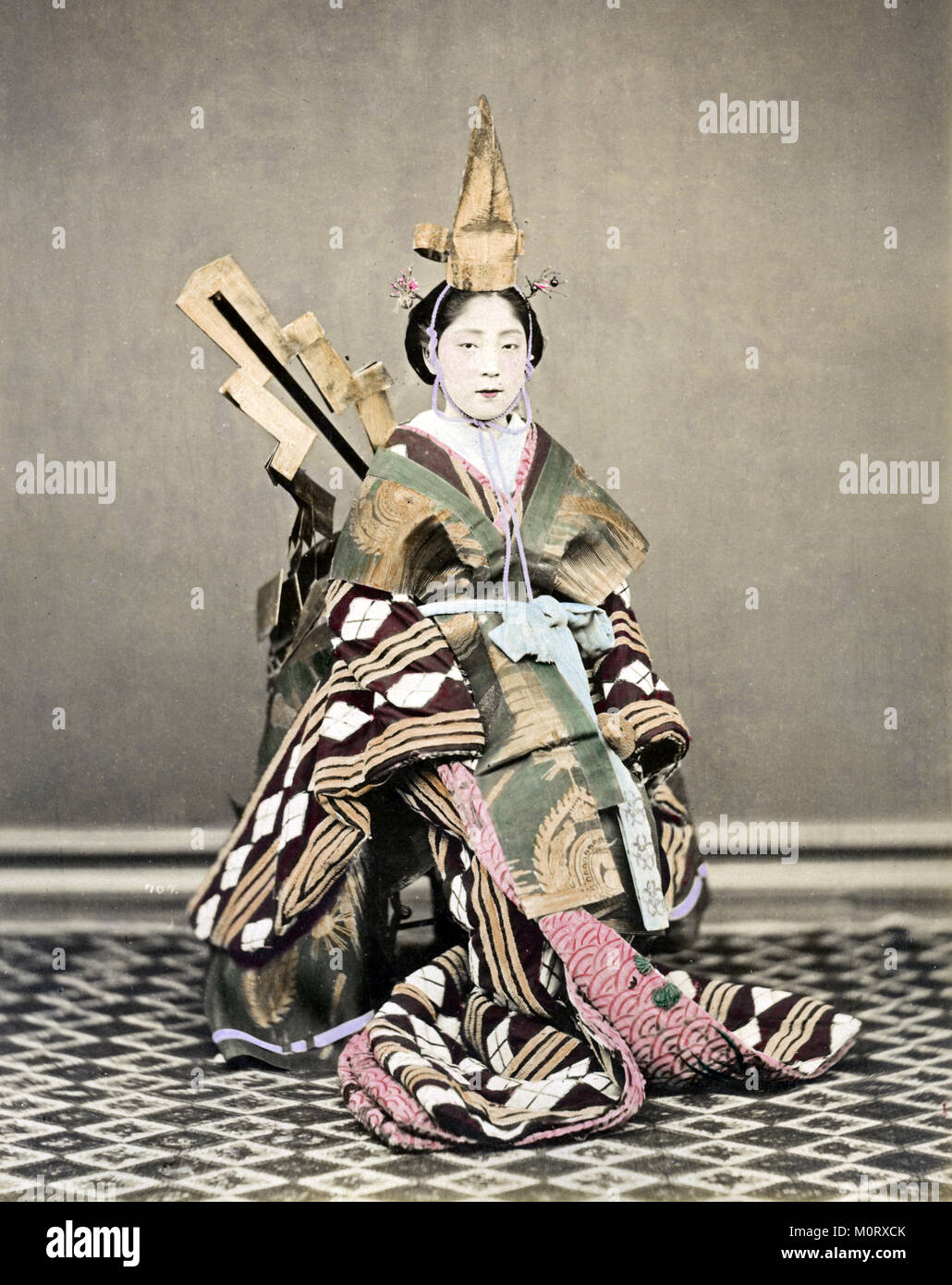 C. 1880 Japan - japanische Schauspieler in reich verzierten Roben Stockfoto