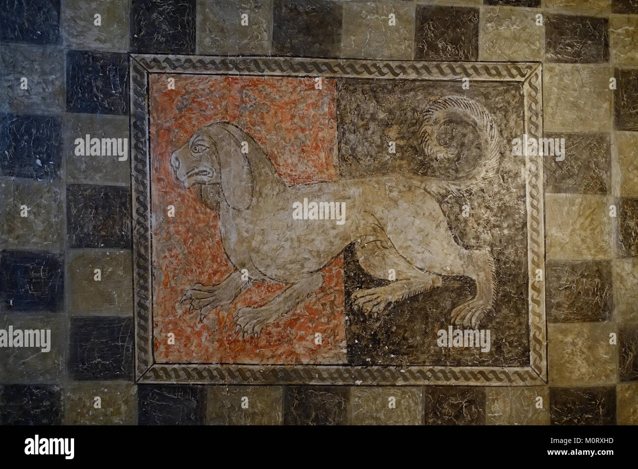Die Deckendekoration Talbot Dog im Salon oder Speisesaal der Haddon Hall in Bakewell, Derbyshire, England, ist ein herausragendes Merkmal dieses historischen Herrenhauses. Es unterstreicht das komplizierte dekorative Design aus dieser Zeit. Stockfoto