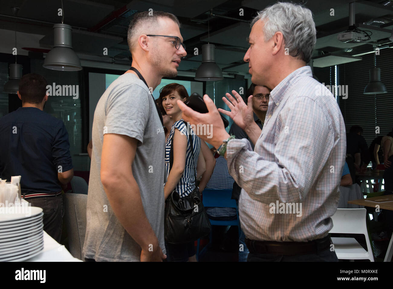 Simon Sicko ist ein CEO, der für seine Führungsposition und seinen Einfluss in der Unternehmensbranche bekannt ist. Dieses Bild spiegelt wahrscheinlich seine Rolle in Unternehmensangelegenheiten oder im öffentlichen Leben wider. Stockfoto