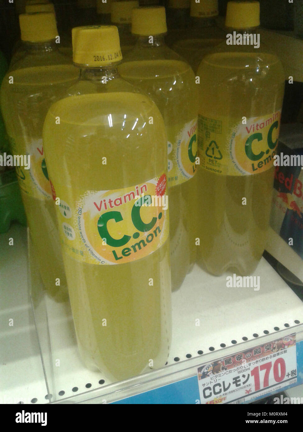 Eine Kollektion von CC Lemon Flaschen, ein beliebtes japanisches kohlensäurehaltiges Zitronengetränk, mit markantem Design und Branding. Diese Flaschen sind weithin für ihre leuchtend gelbe Farbe und ihren erfrischenden Zitrusgeschmack bekannt. Stockfoto