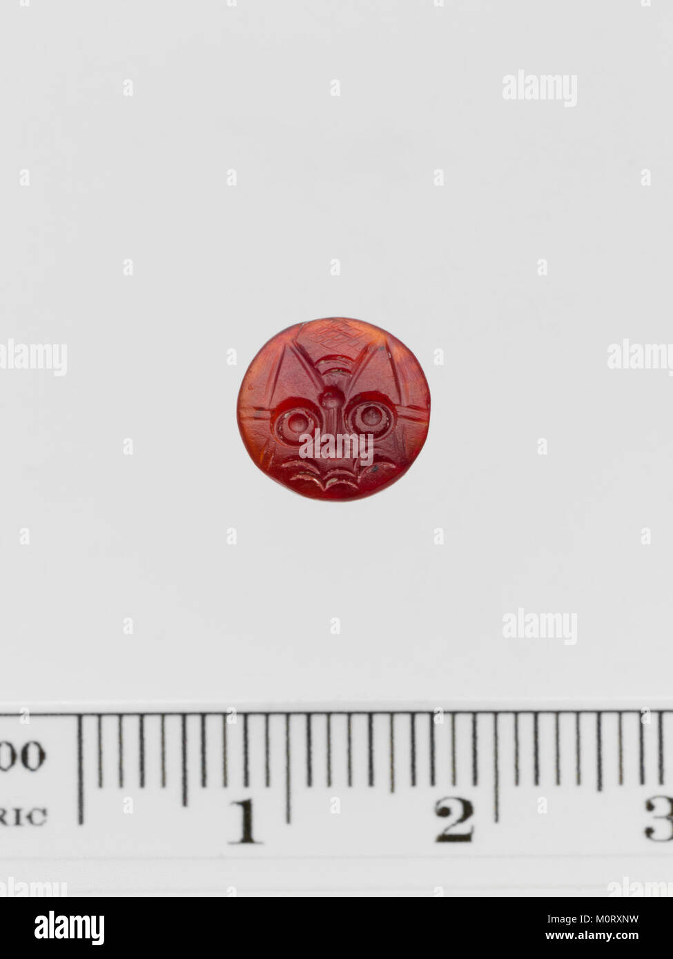 Ein Karneol-Stempelsiegel, Teil der MET-Sammlung (DP114558), ein altes Artefakt, das zum Versiegeln von Dokumenten verwendet wurde und die komplizierte Handwerkskunst und historische Bedeutung zeigt. Stockfoto