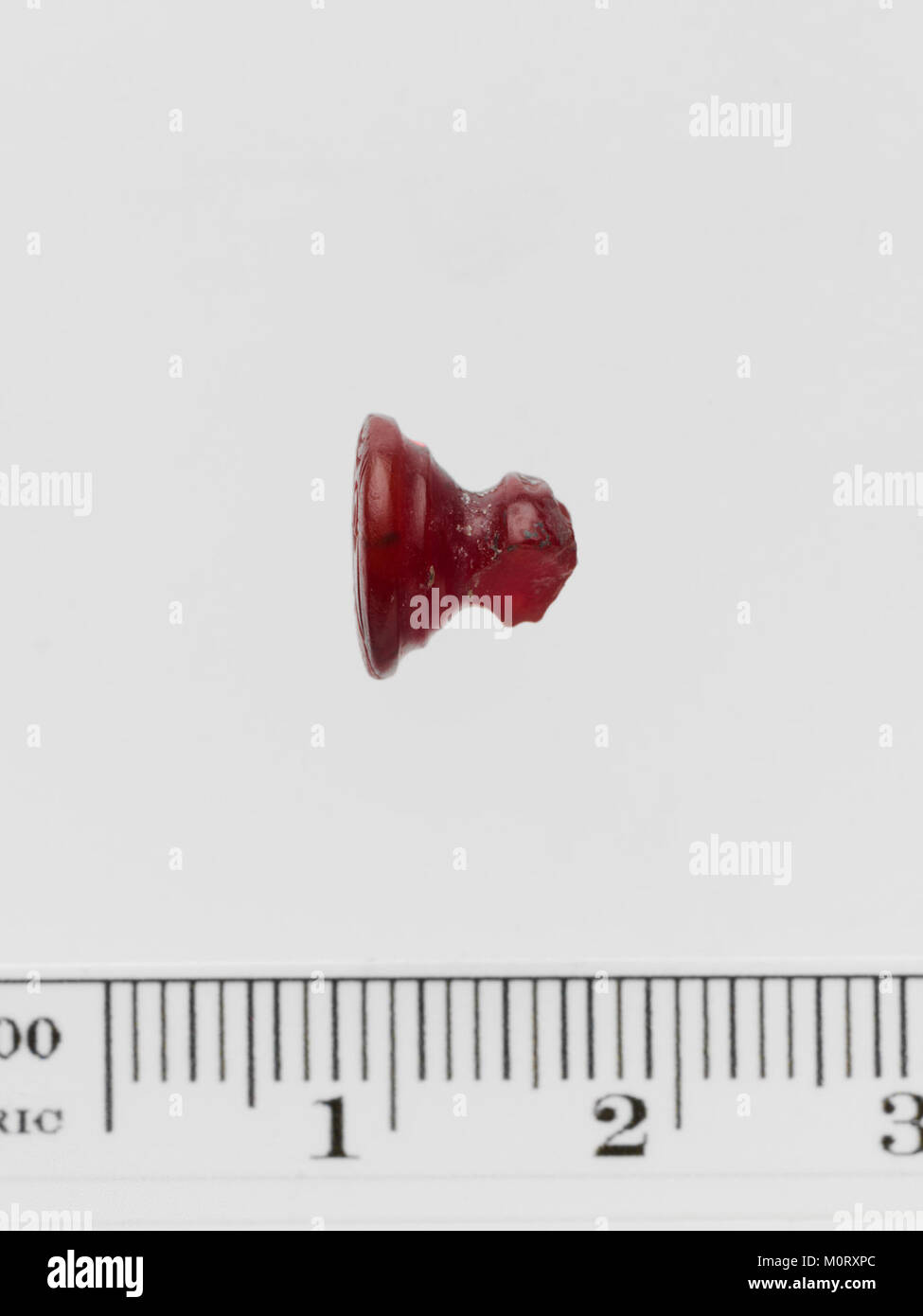 Ein Karneol-Stempelsiegel ist ein altes Artefakt, das beim Versiegeln von Dokumenten oder Gegenständen verwendet wird. Das Siegel besteht aus Karneol, einem Edelstein, und wurde in alten Kulturen verwendet, um Eigentum oder Authentizität zu kennzeichnen. Dieser Artikel ist im MET (Metropolitan Museum of Art) katalogisiert. Stockfoto