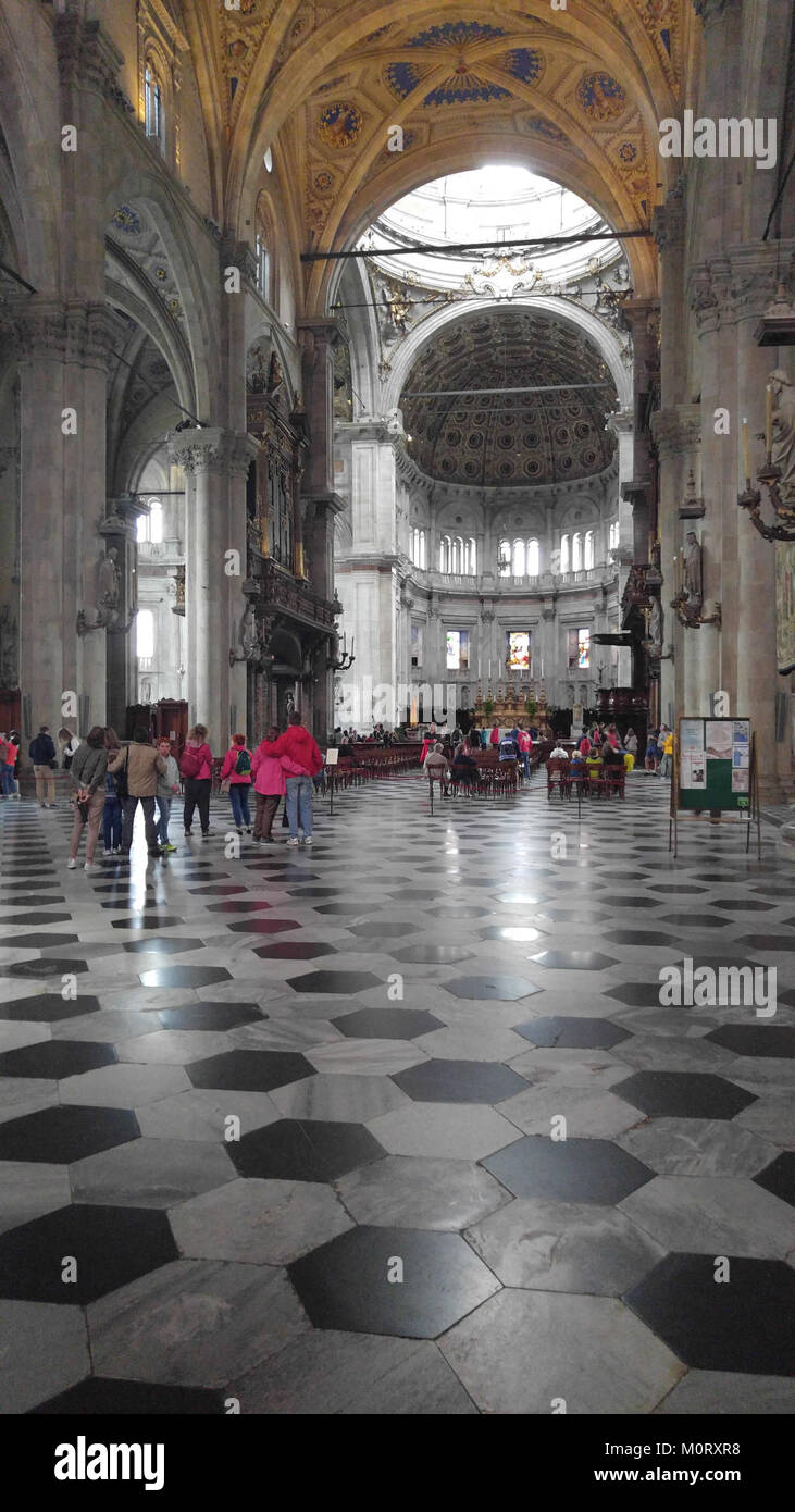 Die Kathedrale von Como, die sich in der Stadt Como, Italien, befindet, ist ein bemerkenswertes Beispiel gotischer Architektur mit Einflüssen aus dem Renaissance-Stil, berühmt für ihre atemberaubende Fassade und sein kompliziertes Design. Stockfoto
