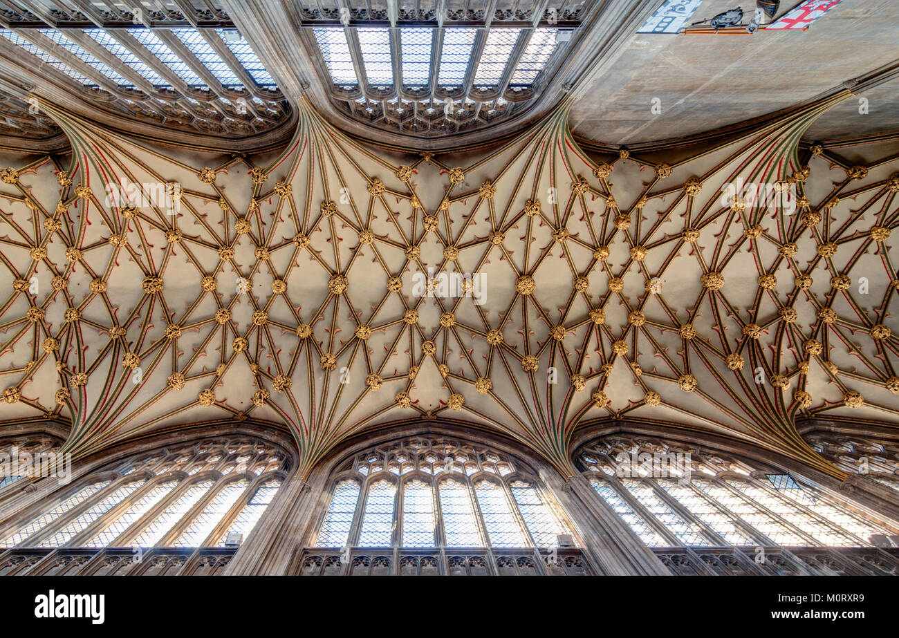 Foto der komplizierten Decke der St. Mary Redcliffe Church, die ihr mittelalterliches Design und ihre architektonische Pracht in Bristol, England, zeigt. Stockfoto