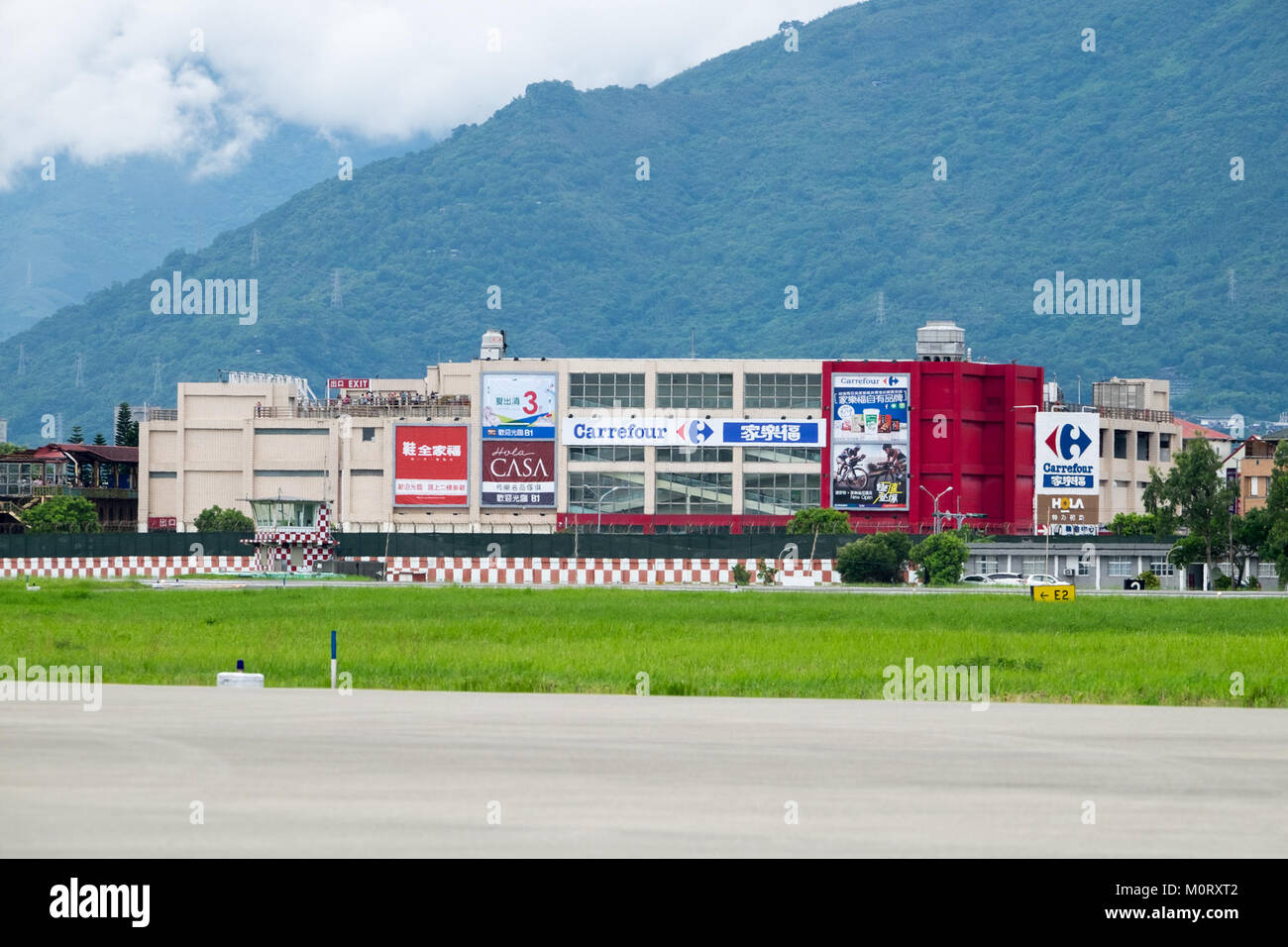 Der Hualien Store von Carrefour in Taiwan bietet eine große Auswahl an Produkten, von Lebensmitteln bis hin zu Haushaltswaren. Dieser Einzelhandelsstandort ist Teil der globalen Carrefour-Kette, die für ihre kundenorientierten Dienstleistungen bekannt ist. Stockfoto