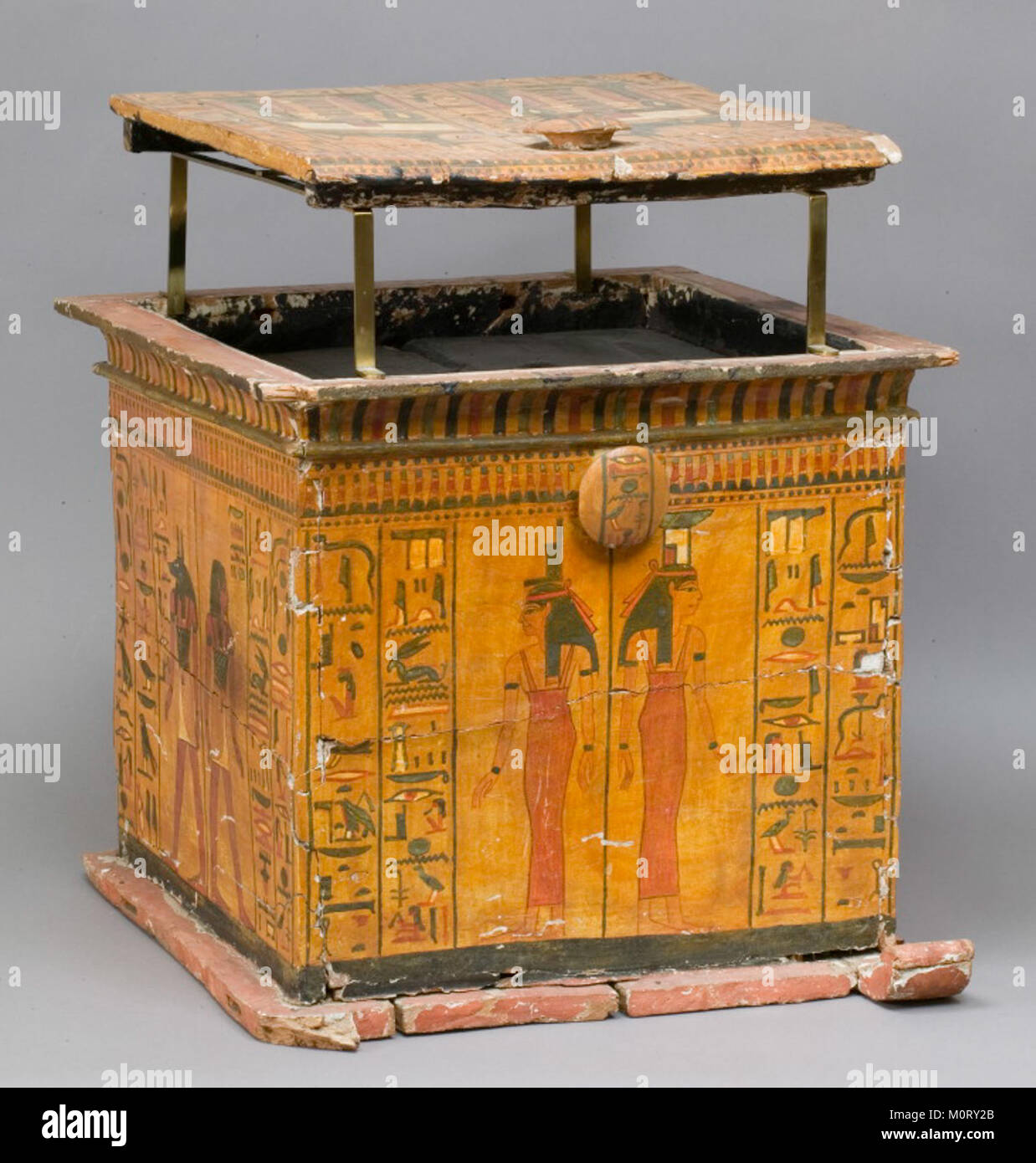 Die Canopic Chest of Khonsu ist ein altägyptisches Artefakt, das sich im MET befindet. Es ist aufwendig geschnitzt und zeigt die Kunst und das Handwerk der Zeit. Die Brust wurde benutzt, um die inneren Organe des ägyptischen Prinzen Khonsu zur Mumifizierung zu halten. Stockfoto