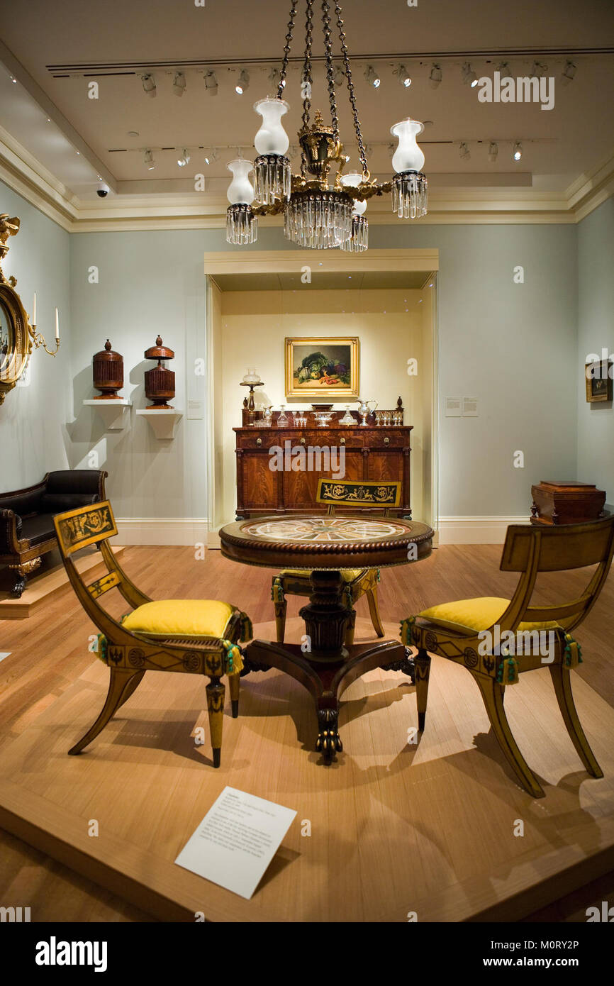 Dieser Mitteltisch, katalogisiert als MET DP143743, ist ein Beispiel für dekorative Kunst und zeigt kompliziertes Design und handwerkliches Können. Es ist Teil der Sammlung des Metropolitan Museum of Art Stockfoto