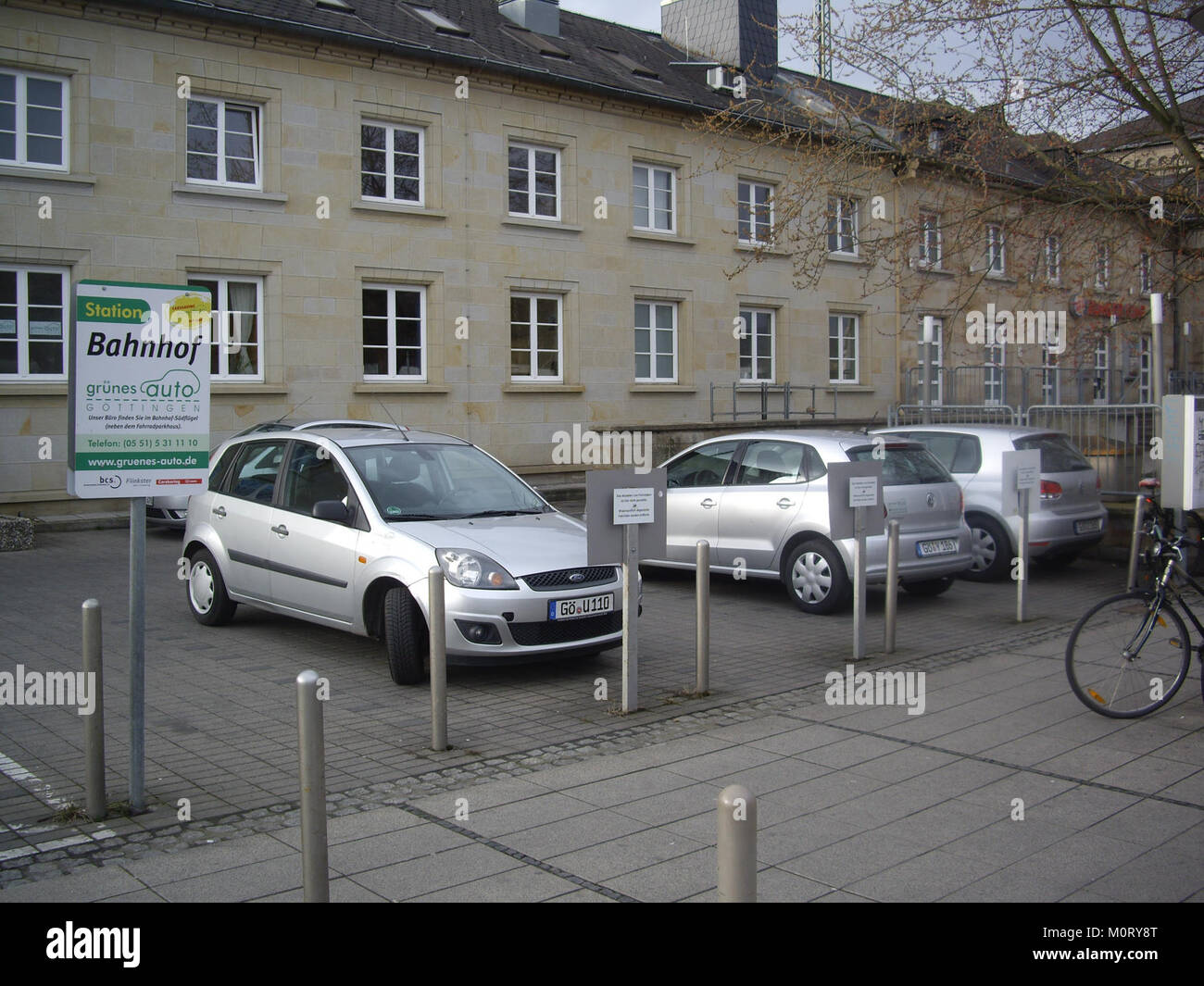 Dieses Bild repräsentiert einen Carsharing-Service in GÃ¶ttingen, Deutschland, und hebt moderne Mietwagenoptionen hervor, die gemeinsame Mobilität und Nachhaltigkeit fördern. Carsharing ermöglicht es Einzelpersonen, Fahrzeuge nach Bedarf zu mieten, wodurch der Bedarf an persönlichem Fahrzeugbesitz verringert wird. Stockfoto