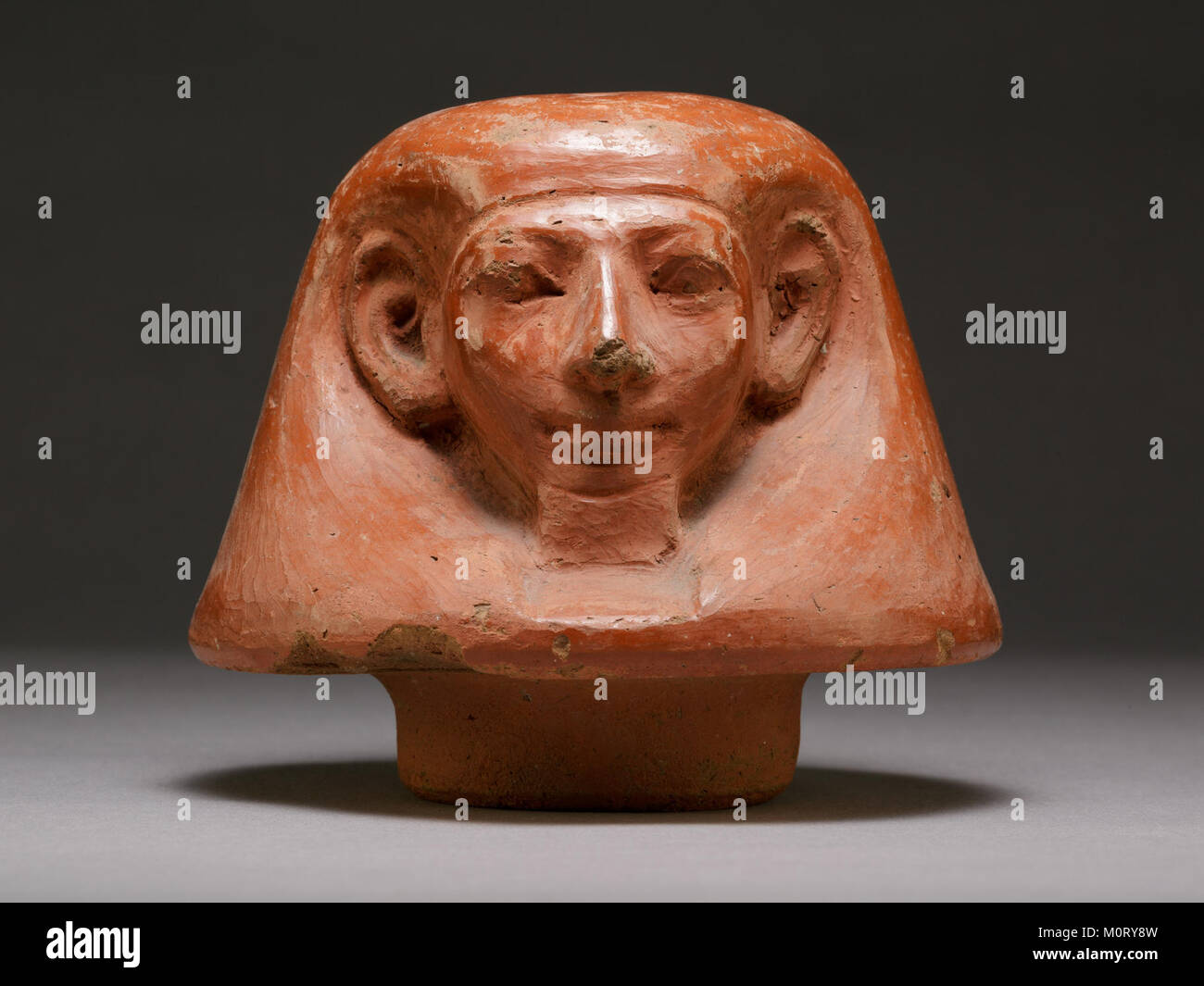 Dieser Deckel aus dem alten Ägypten ist Teil der Sammlung des Metropolitan Museum of Art. Es wurde im Mumifikationsprozess verwendet, wobei typischerweise die inneren Organe des Verstorbenen zur Vorbereitung auf das Jenseits gehalten wurden. Stockfoto