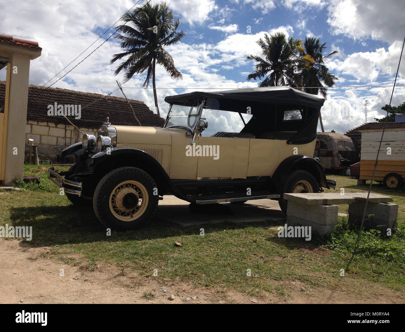 Dieses Foto zeigt ein Auto in Playa Larga, Kuba. Playa Larga ist bekannt für seine malerische Aussicht und historische Bedeutung in der kubanischen Geschichte, insbesondere während der Invasion der Schweinebucht. Stockfoto