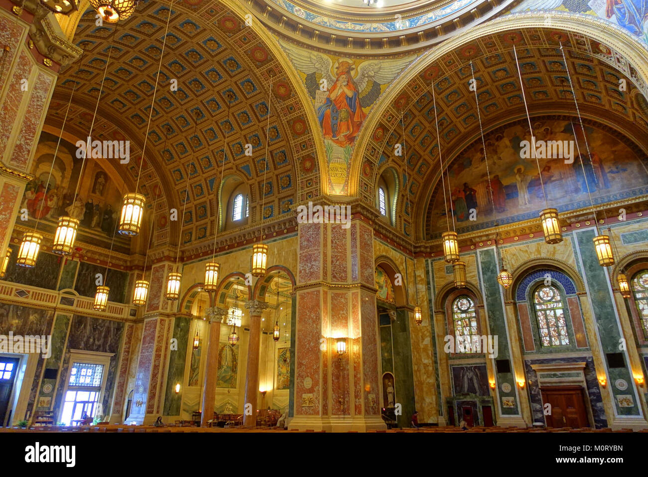 Die Cathedral of St. Matthew the Apostle in Washington, D.C. ist die Mutterkirche der Erzdiözese Washington. Es verfügt über atemberaubende architektonische Details und dient als wichtige religiöse Stätte. Stockfoto