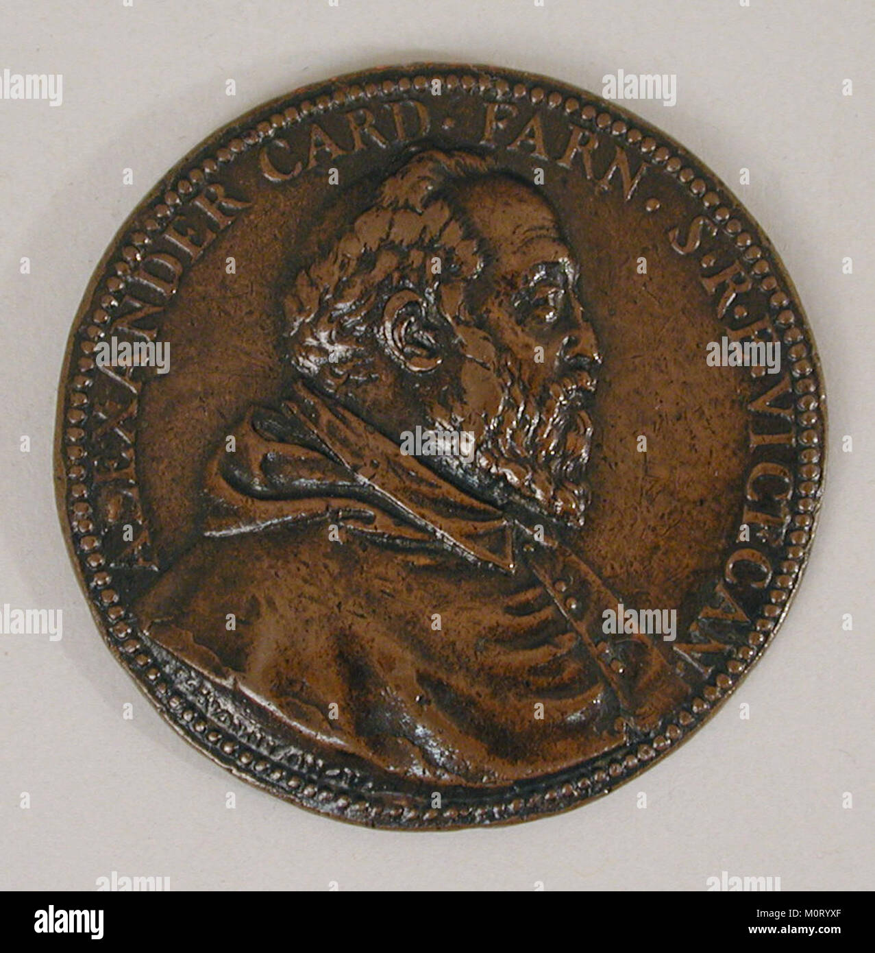 Dieses Bild ist eine Darstellung des Kardinals Alessandro Farnese, einer einflussreichen katholischen Figur, bekannt für seine Rolle in der Kirche und dem Mäzenat der Künste während der Renaissance. Stockfoto