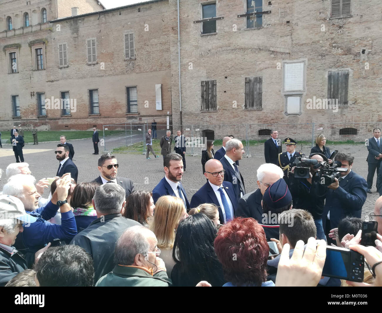 Carpi, eine Stadt in der italienischen Region Reggio Emilia, ist auf diesem Bild vom 25. April 2017 dargestellt. Das Bild fängt einen Moment von lokaler Bedeutung ein, der möglicherweise mit nationalen Feiertagen oder kulturellen Veranstaltungen in Italyâ verbunden ist. Das Datum deutet auf eine mögliche Feier oder Erinnerung in Carpi an diesem Tag hin. Stockfoto