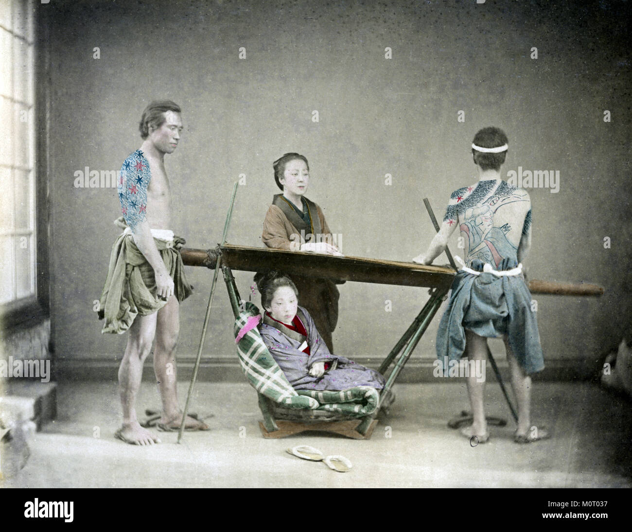 C. 1880 Japan - Frau in der Sänfte mit tätowierten Träger Stockfoto