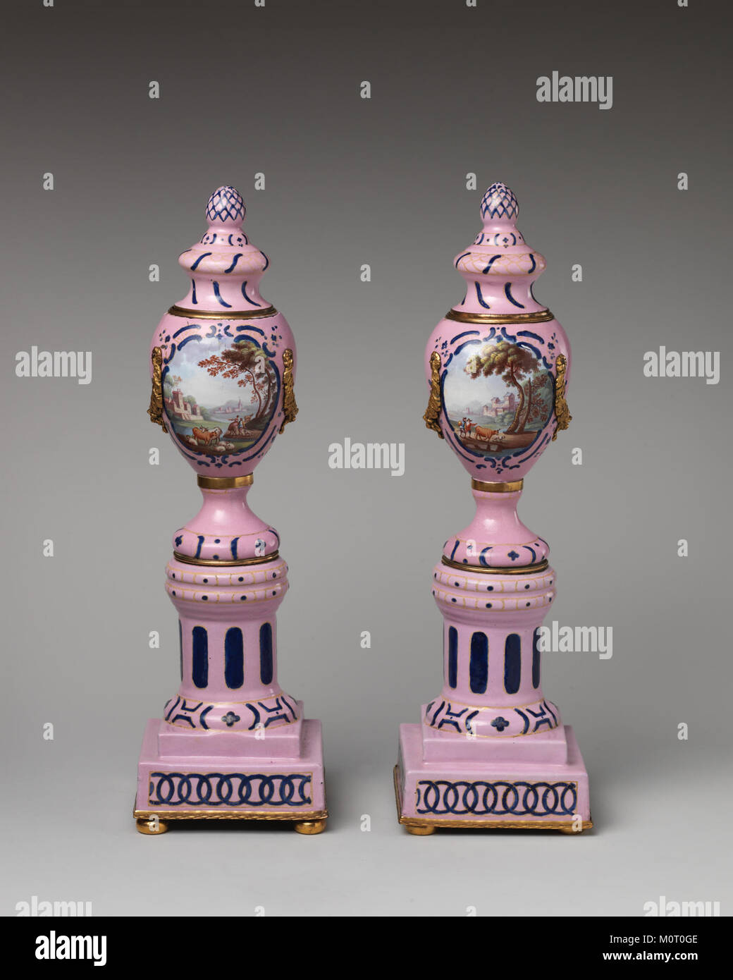 Diese Kassette mit einer Abdeckung, die Teil eines Paares ist, ist ein Beispiel feiner dekorativer Kunst, die wahrscheinlich im 18. Jahrhundert hergestellt wurde. Es verfügt über komplizierte Designarbeiten und zeigt die Handwerkskunst der damaligen Zeit. Das Stück ist im Metropolitan Museum of Art als Teil seiner dekorativen Kunstsammlung untergebracht. Stockfoto