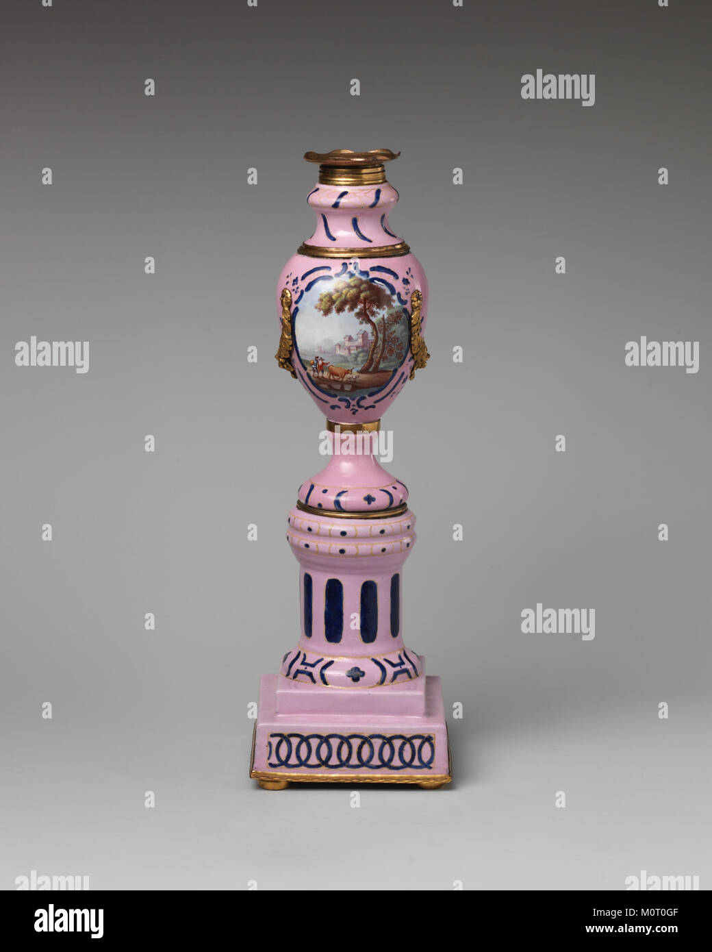 Diese Kassette mit einem Cover aus einem Paar ist Teil der Sammlung des Metropolitan Museum of Art (MET), katalogisiert als DP-13455-040. Es zeigt feine Handwerkskunst in der dekorativen Kunst, mit einem detaillierten Design, das auf seine Zeit und kulturelle Bedeutung hinweist. Stockfoto