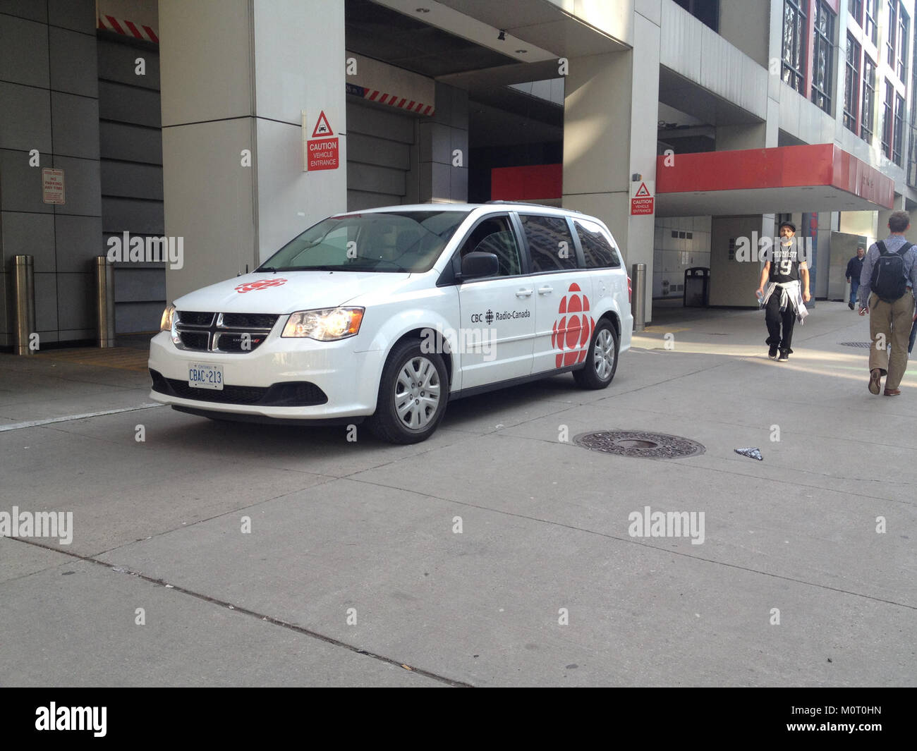 Die CBC News Dodga Caravan bezeichnet eine mobile Nachrichteneinheit, die vom CBC-Netzwerk für die Berichterstattung und Übertragung von Nachrichten genutzt wird, möglicherweise in ländlichen oder abgelegenen Gebieten. Stockfoto