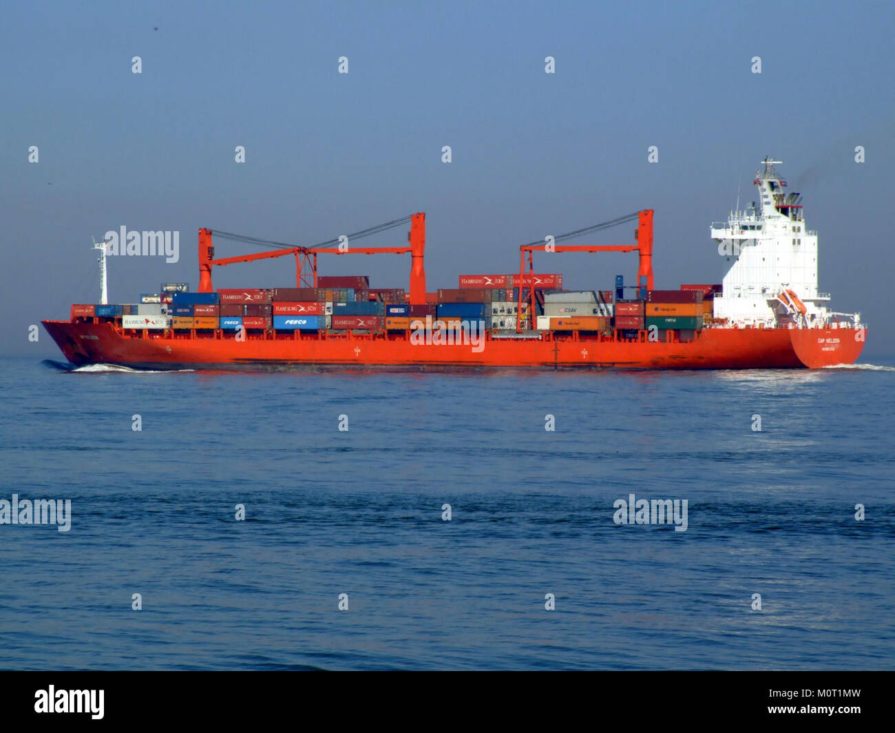 Die *Cap Nelson* ist ein Frachtschiff, das am 15. April 2007 im Hafen von Rotterdam gefangen genommen wurde. Das Bild zeigt das Schiff, das am belebten Hafen angedockt ist, einem wichtigen Drehkreuz für den internationalen Seeverkehr und Handel in den Niederlanden, der als einer der größten Häfen für Waren und Rohstoffe Europas dient. Stockfoto