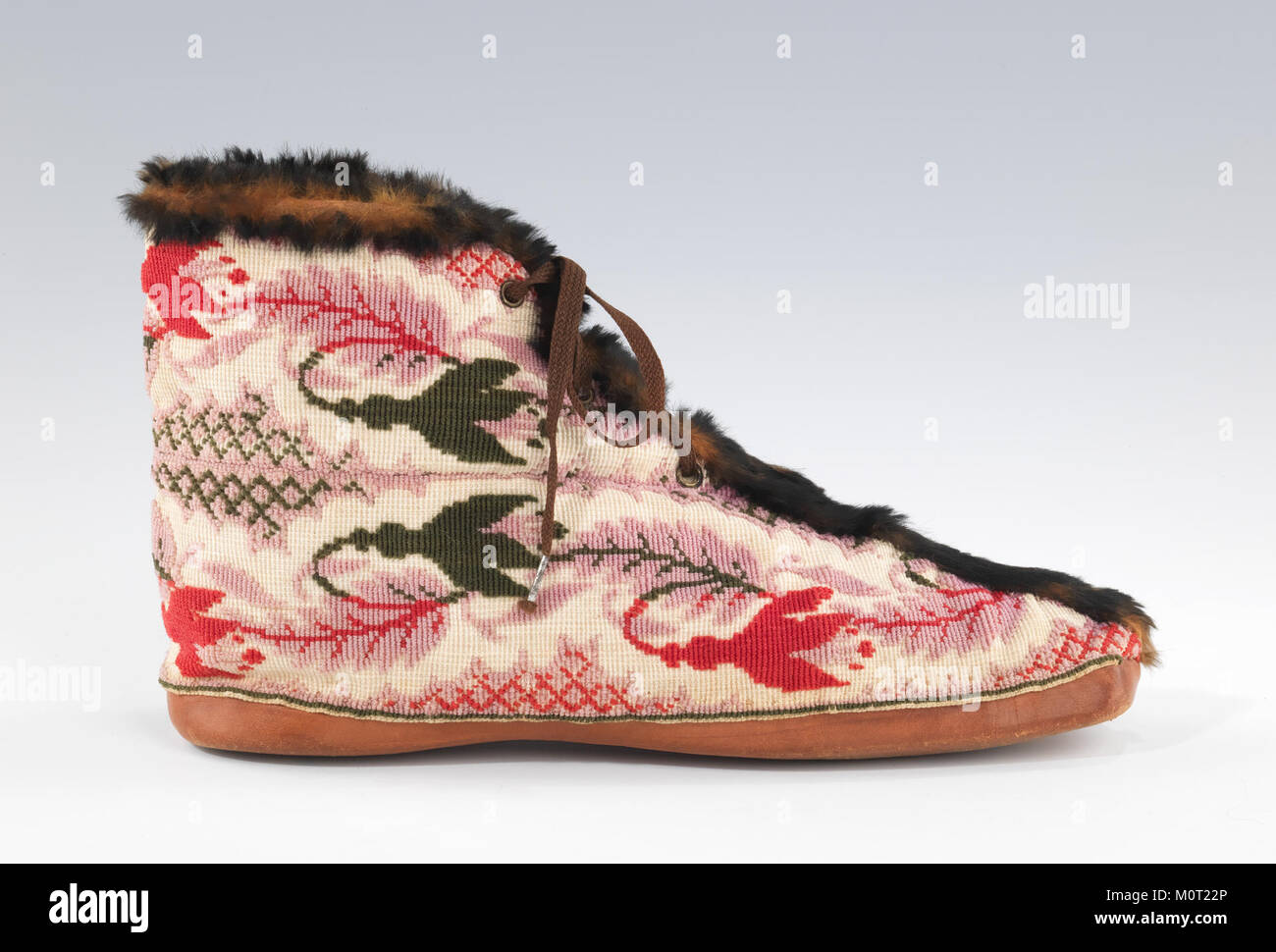 Diese unter der MET-Nummer 67.114.31a katalogisierten Kutschenstiefel sind historische Artefakte aus dem 18. Jahrhundert. Sie wurden als Teil der Kleidung eines Wagenführers verwendet. Stockfoto