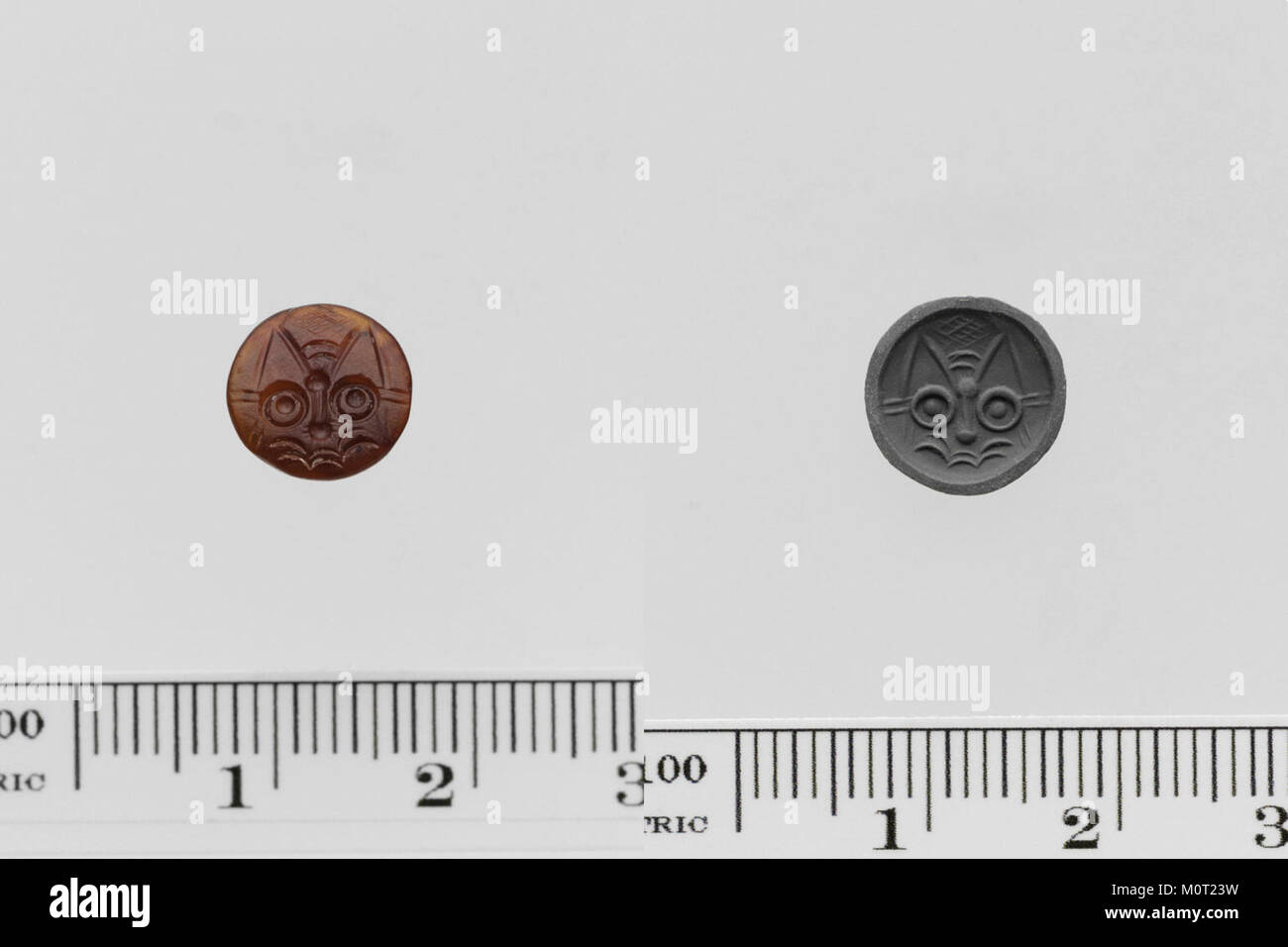 Dieses Karneol-Stempelsiegel aus der MET-Sammlung ist ein altes Artefakt, das zum Stempeln von Abdrücken auf Dokumente oder Ton verwendet wird. Sie demonstriert die Handwerkskunst der antiken Zivilisationen. Stockfoto