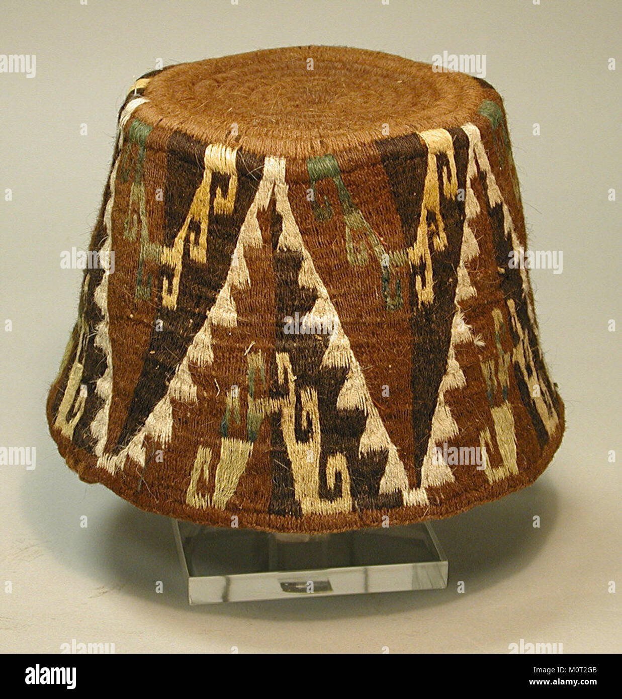 Diese Baseballmütze aus dem Jahr 1994, die Teil der MET-Kollektion ist, zeigt ein emblematisches Design dieser Zeit. Die Kappe ist eine Darstellung der Mode der 1990er Jahre und ein Sammlerstück für Fans von Vintage-Sportbekleidung. Sie spiegelt die Popkultur des Jahrzehnts und die Prominenz der Sportmode wider. Stockfoto