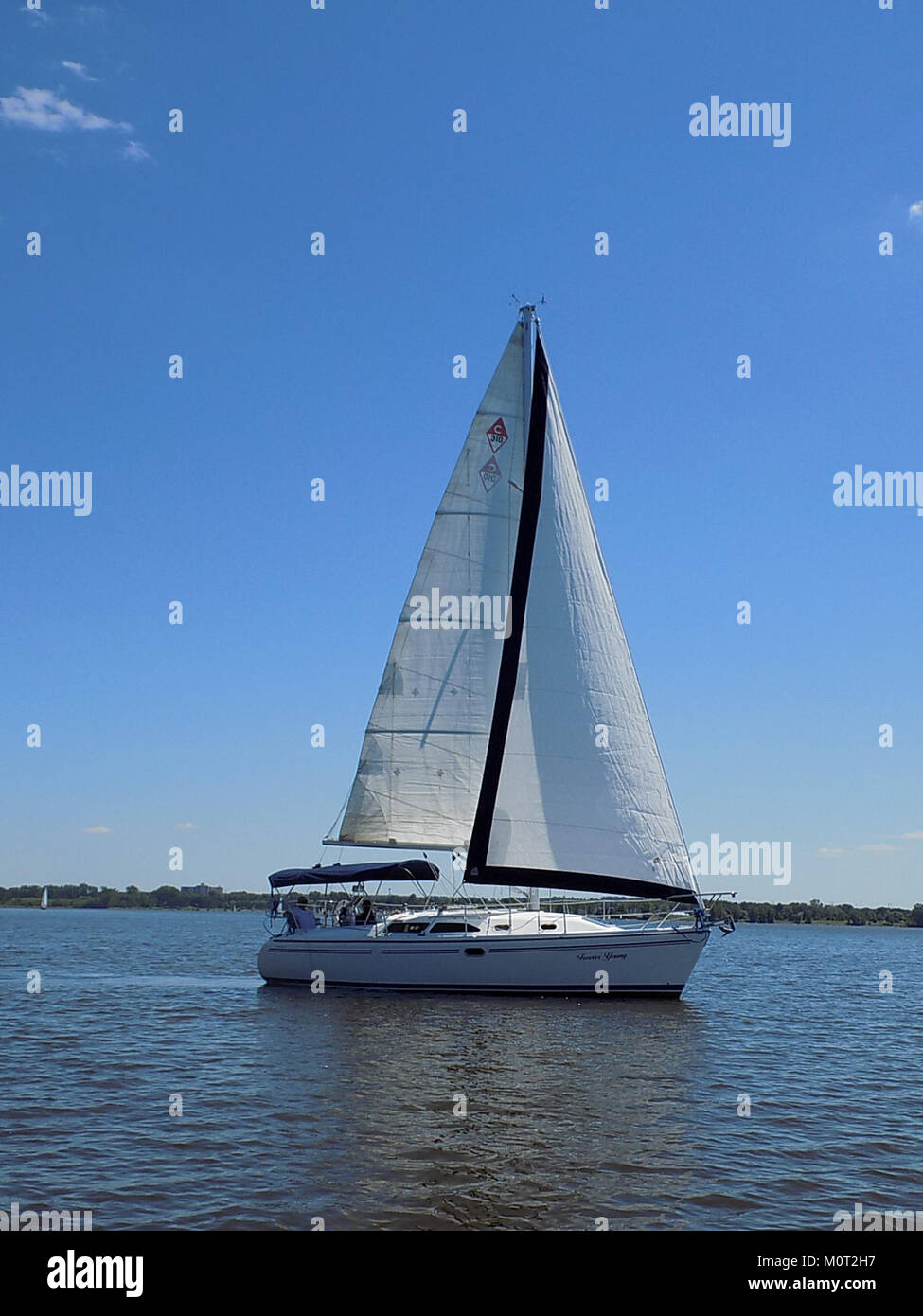 Das Segelboot Catalina 310, genannt „Forever Young“ mit der Seriennummer 0727882, ist ein bekanntes Segelmodell, das für sein Design, seine Leistung und seine Seetüchtigkeit gelobt wird. Stockfoto