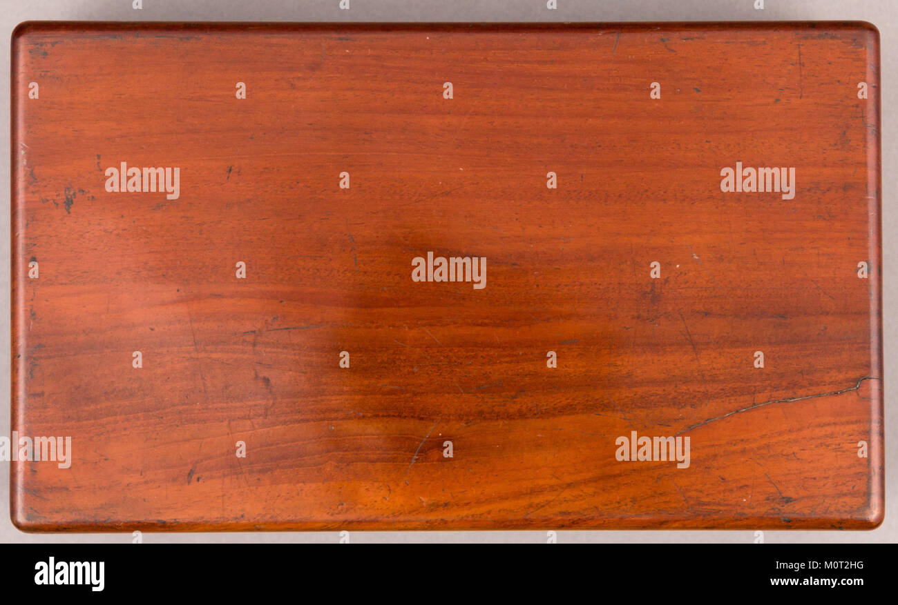 Die in der MET-Kollektion gehaltenen doppelten Feuerstein-Pistolen sind historische Schusswaffen mit unverwechselbarer Handwerkskunst. Diese Pistolen wurden im 18. Jahrhundert verwendet und spiegeln die Präzision und das Design dieser Zeit wider. Stockfoto