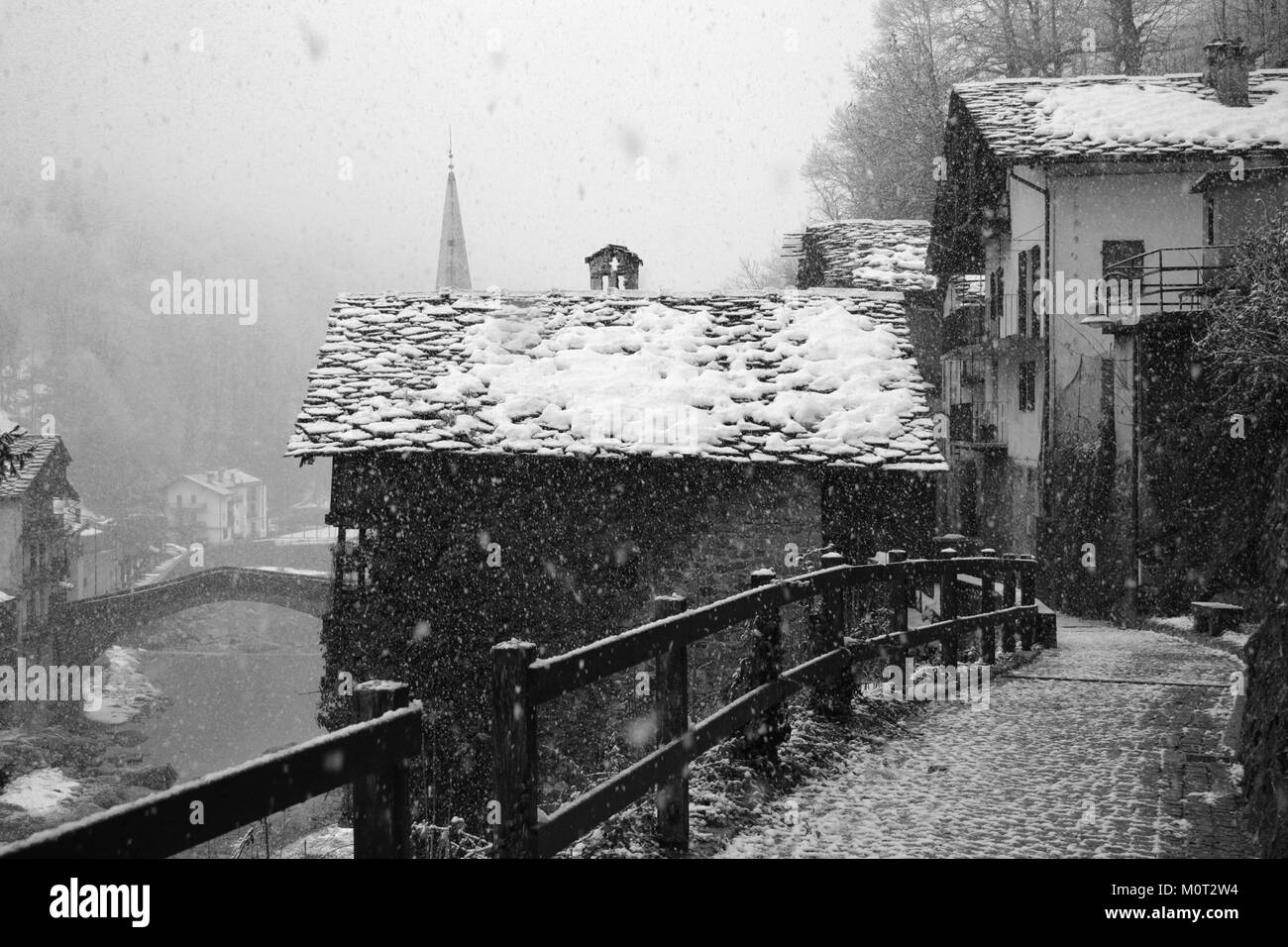 Das alte Bergdorf im Winter Stockfoto