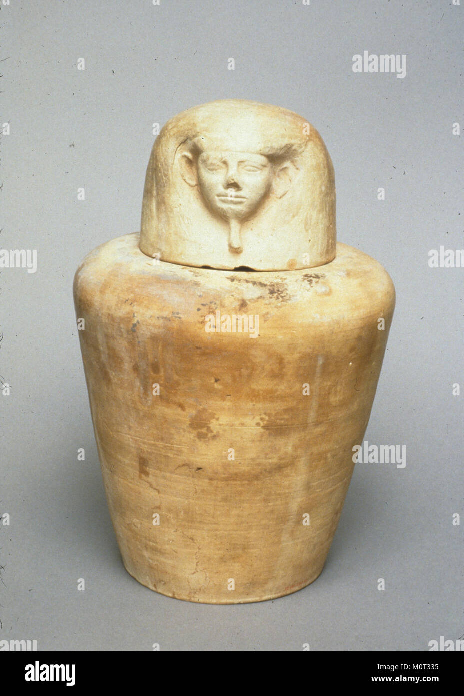 Dieses Kanopenglas, Teil der Begräbnisausrüstung eines alten ägyptischen Grabes, gehörte Tetinakht und zeigt das Bild von Imsety, einem der vier Söhne des Horus. Diese Gläser wurden zur Aufbewahrung der inneren Organe des Verstorbenen verwendet. Stockfoto