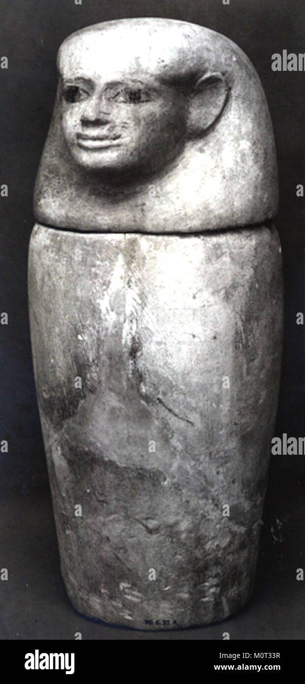 Dieses altägyptische Canopic-Glas, das im Met untergebracht ist, hat einen männlichen Kopf. Es wurde verwendet, um innere Organe des Verstorbenen während der Mumifikation zu halten. Das Gefäß ist ein wichtiges Artefakt, um die altägyptischen Begräbnispraktiken und die Bedeutung der Erhaltung des Körpers für das Jenseits zu verstehen. Das komplizierte Design und die Handwerkskunst spiegeln die Kunst und Kultur dieser Zeit wider. Stockfoto