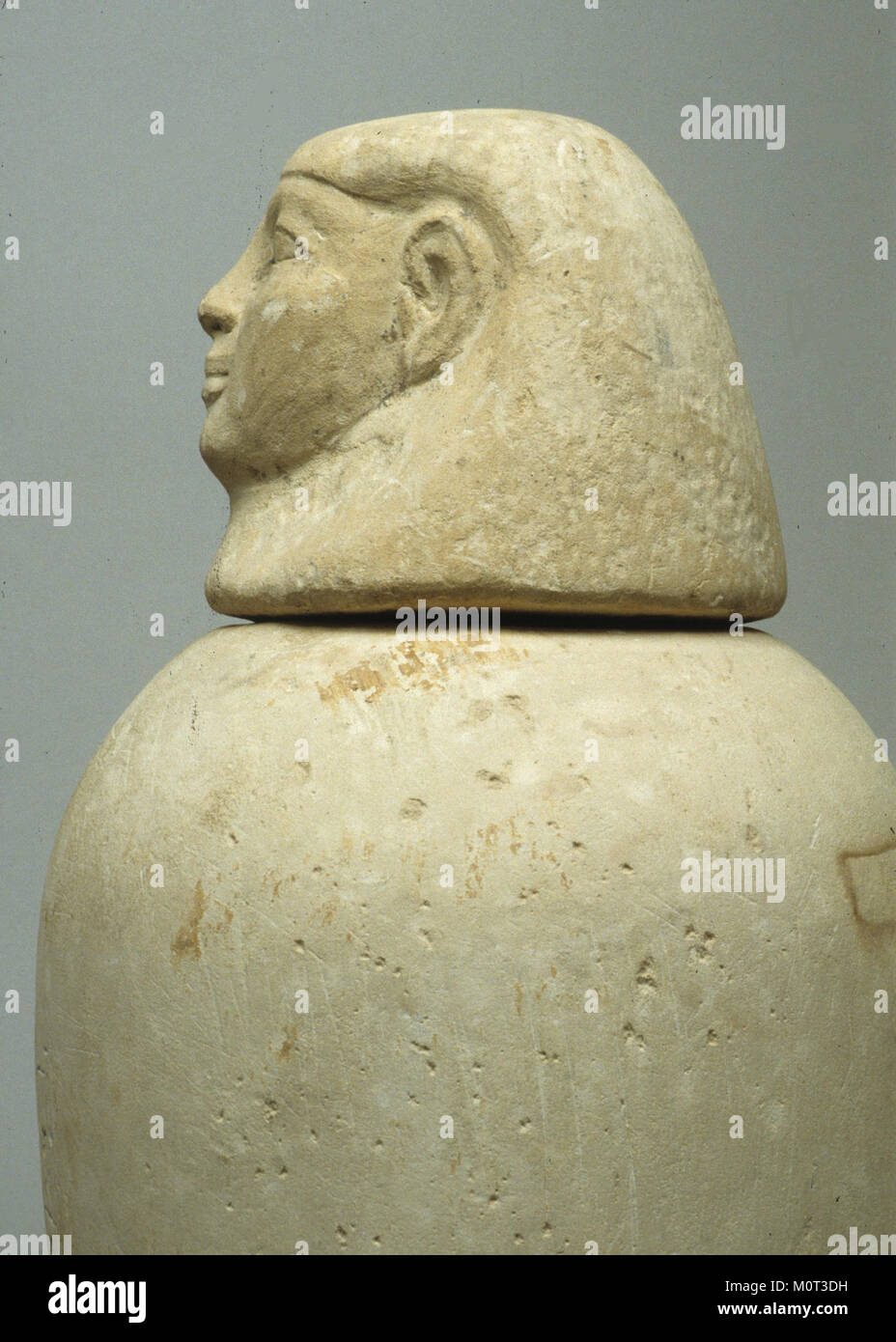 Das Kanopische Gefäß von Manhata ist ein altägyptisches Artefakt, das zur Aufbewahrung innerer Organe während der Mumifikation verwendet wird. Dieses spezielle Gefäß ist Teil der Sammlung des MET und stammt aus der 18. Dynastie. Stockfoto