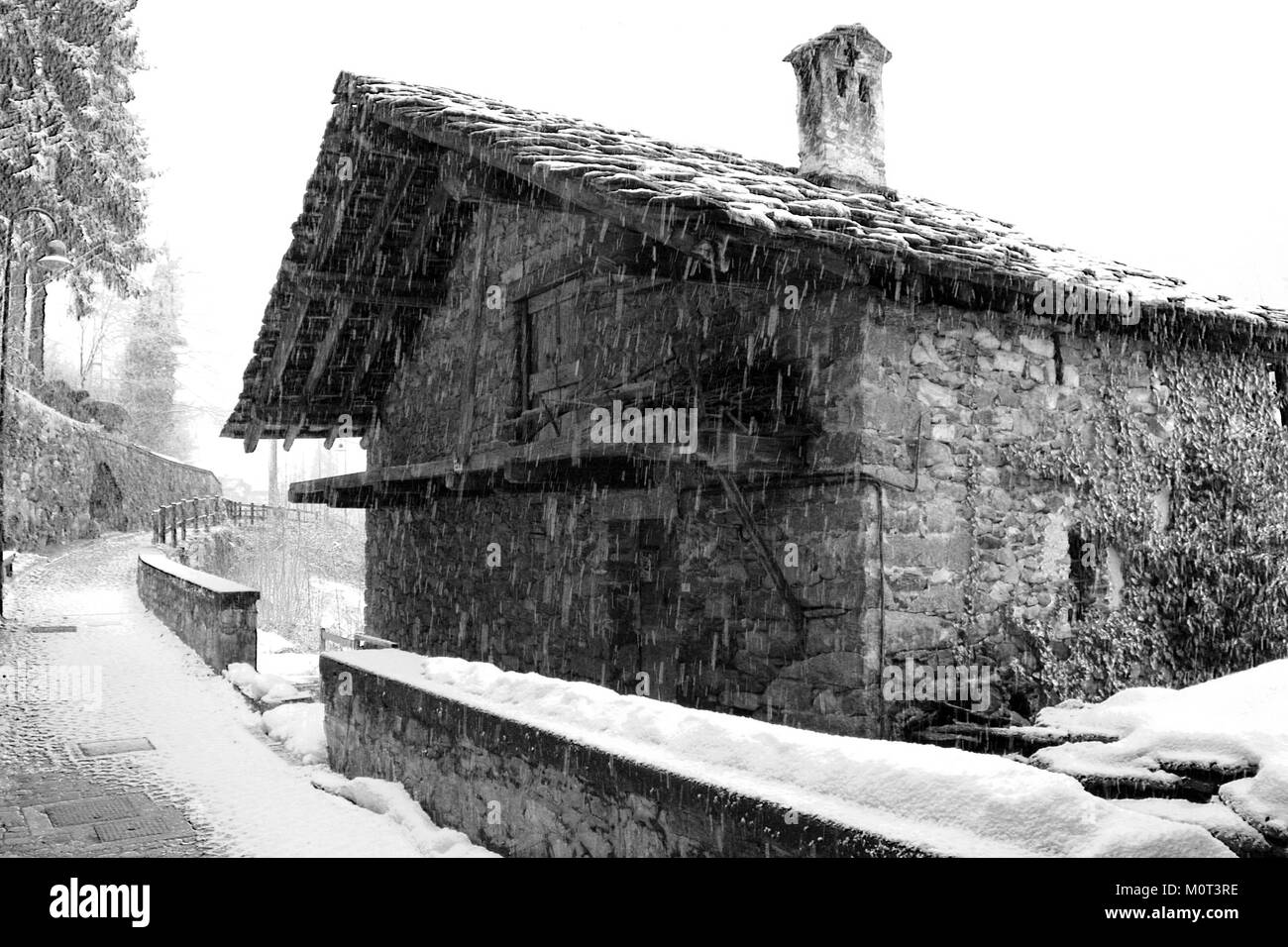 Das alte Haus in der schneefall Stockfoto