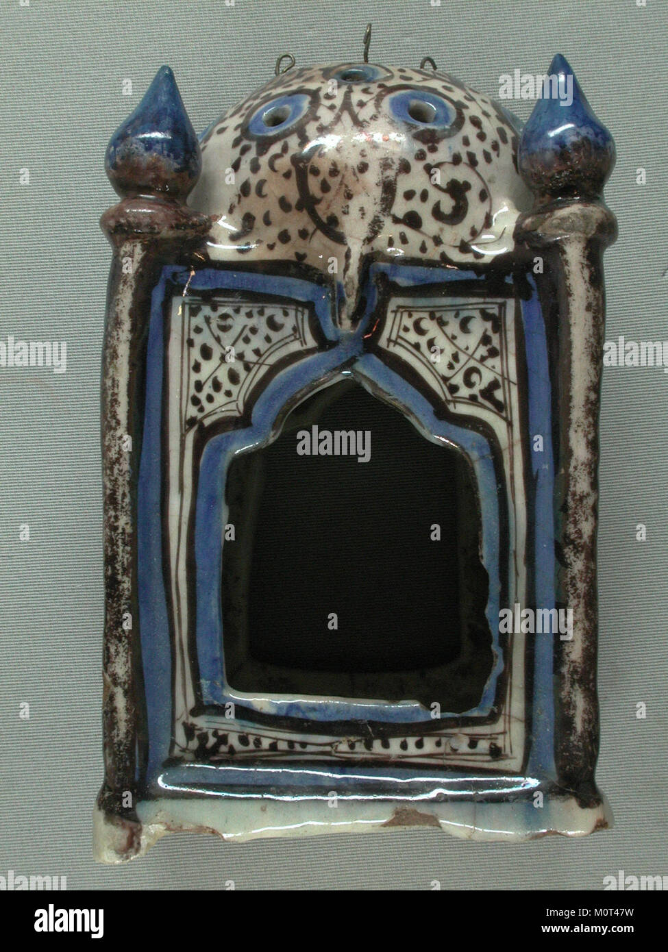Diese Keramiklaterne, katalogisiert mit MET 91.1,138(2), ist Teil der Sammlung des Metropolitan Museum of Art. Es ist ein Beispiel für traditionelles keramisches Handwerk und Design und zeigt seinen historischen Wert. Stockfoto