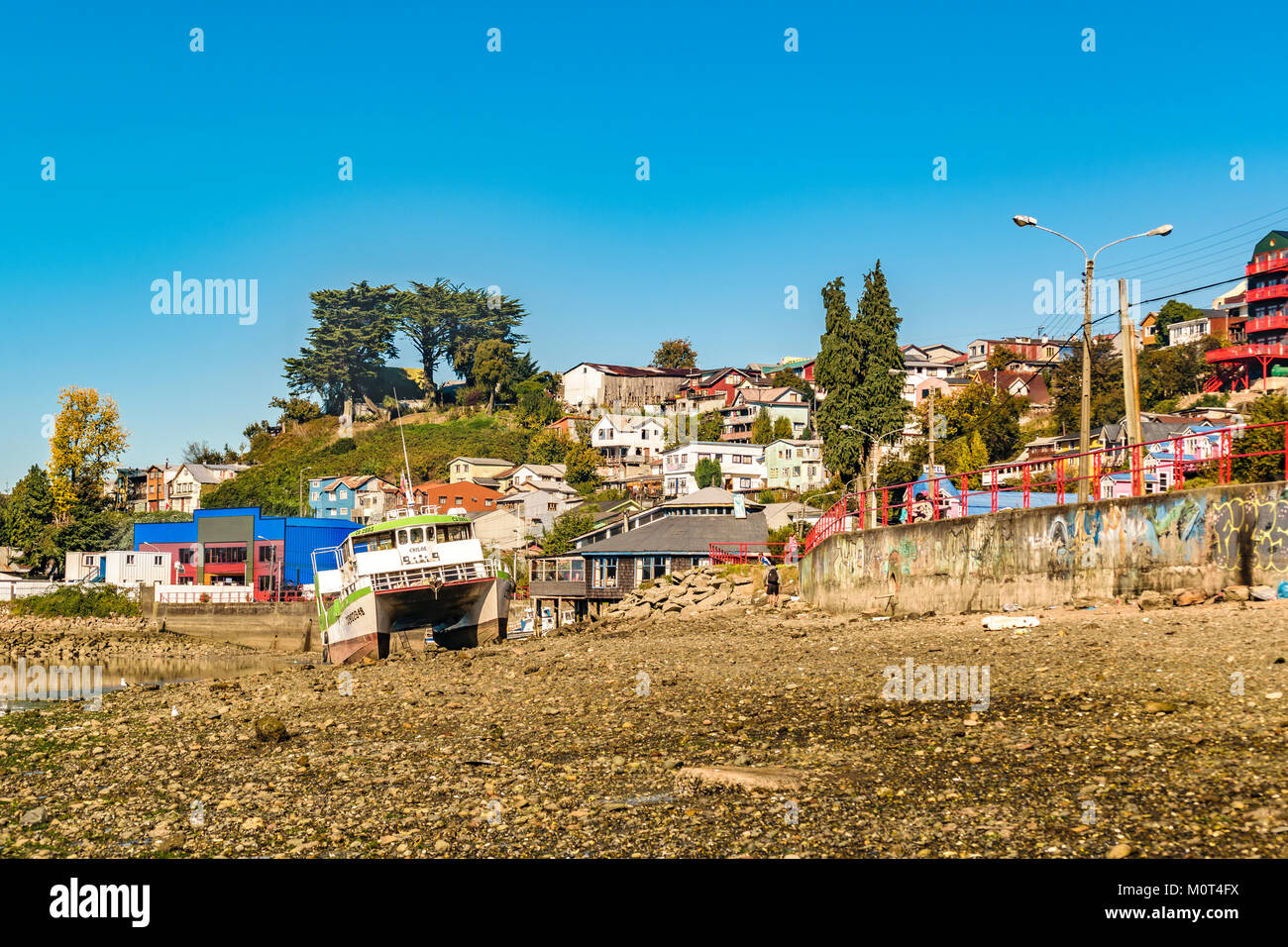 Stein Strand und am Wasser Häuser in Castro Stadt, Insel Chiloe, Chile Stockfoto