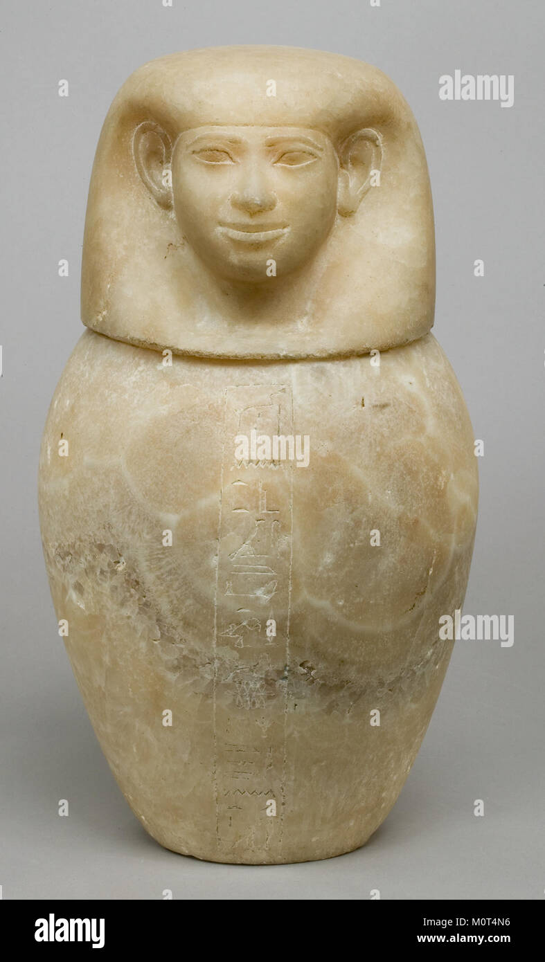 Dieses Kanopenglas aus dem alten Ägypten verfügt über einen Deckel mit menschlichem Kopf und wurde zur Aufbewahrung innerer Organe während der Mumifizierung verwendet. Das Glas ist Teil der MET-Kollektion und zeigt die komplizierte Handwerkskunst der altägyptischen Begräbnispraxis. Stockfoto