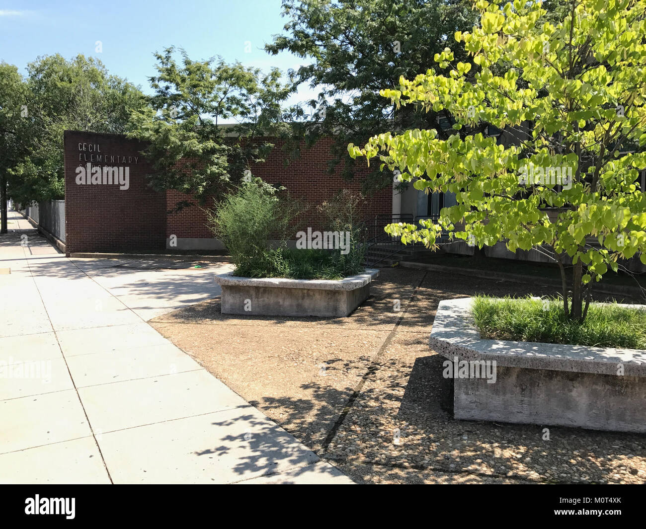 Ein Foto der Cecil Elementary School, auch bekannt als School No. 7, befindet sich an der 2000 Cecil Avenue in Baltimore, Maryland. Die Schule ist eine Bildungseinrichtung, die der lokalen Gemeinde dient. Stockfoto