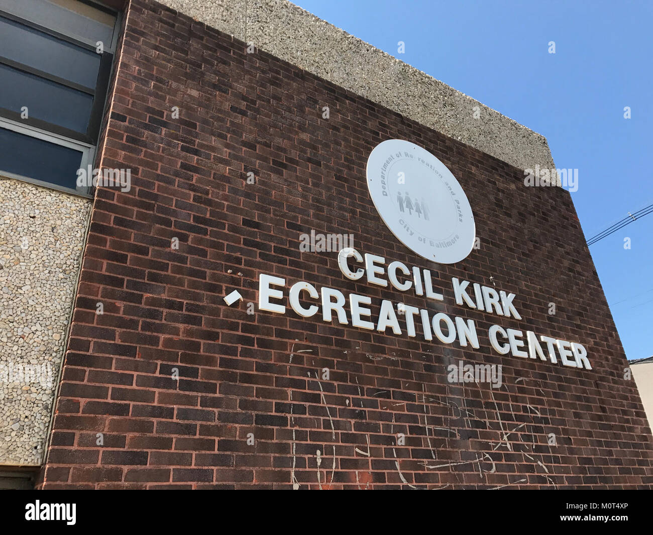 Das Cecil Kirk Recreation Center befindet sich an der 909 E. 22nd Street in Baltimore, Maryland, und ist ein Gemeindezentrum, das verschiedene Freizeitprogramme und -Dienstleistungen anbietet. Es beherbergt das Tooney Town Early Learning Center, das frühkindliche Schulungsprogramme für lokale Familien anbietet. Die Fazilität bietet eine Reihe von Aktivitäten und Dienstleistungen, die sich auf das Engagement in der Gemeinschaft und die Jugendentwicklung konzentrieren. Sie spielt eine wichtige Rolle bei der Unterstützung der Baltimore-Gemeinschaft. Stockfoto